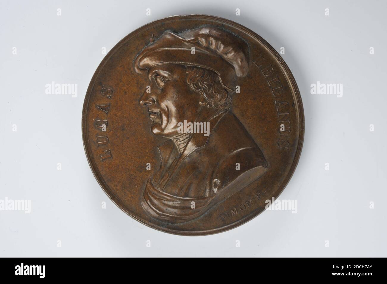commemorative medal, Jean Henri Simon, early 19th century, cast, General: 4.6 x 0.4cm 46 x 4mm, Weight: 63.8g, man's portrait, bust, Bronze commemorative medal in honor of Lucas van Leyden 1496-1533. On the front: A left-facing portrait bust and profile of Lucas van Leyden with a beret. As a caption: LUCAS LEIDANUS and in small letters at the bottom right along the edge the name of the maker: SIMON F. On the reverse the date of birth and death, as inscription: NATUS LEIDANUS AN. M.CCCCXCVI OBIIT AN.M.D.XXXIII, 1892 Stock Photo
