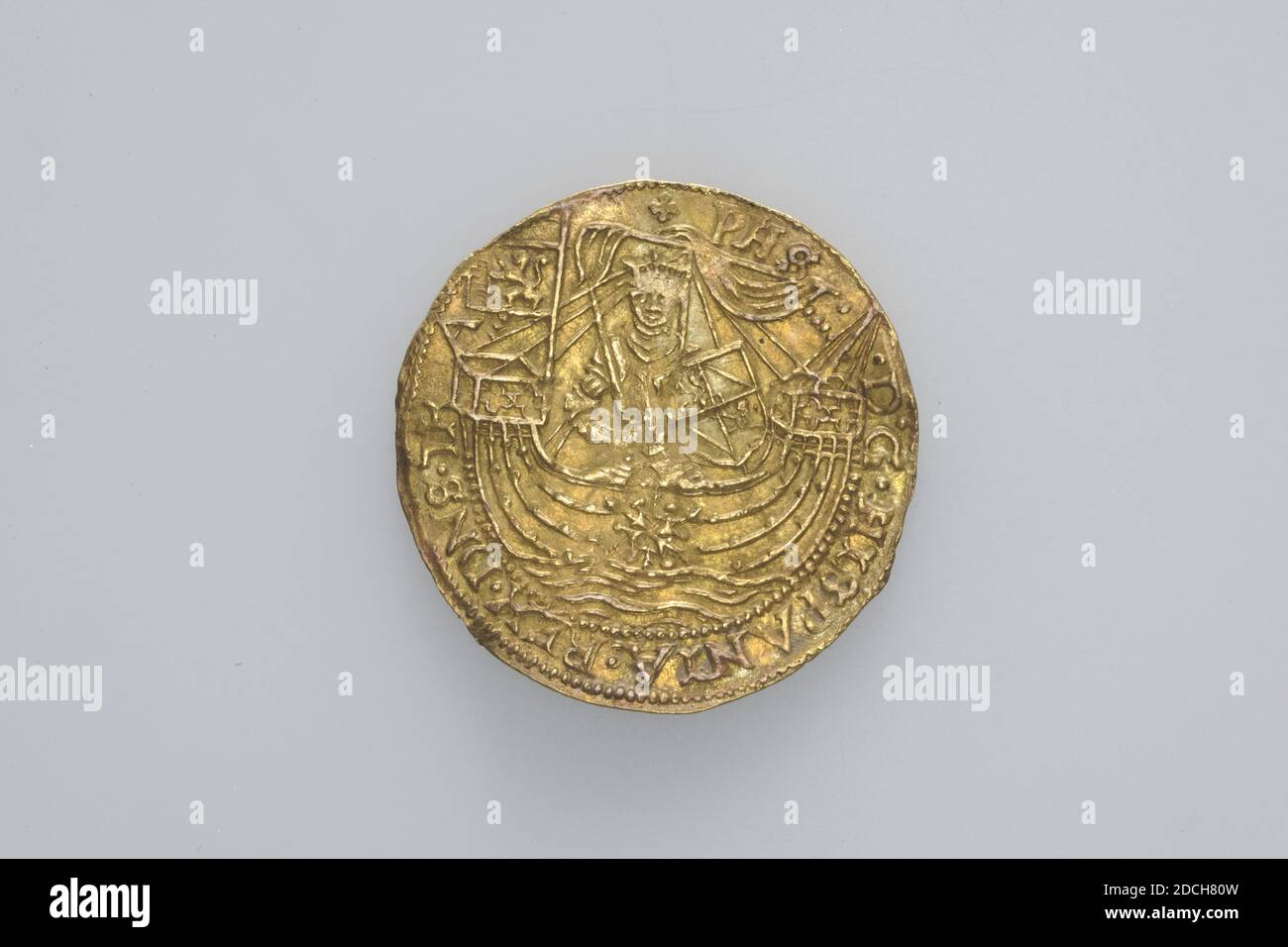 coin medium of exchange, Anonymous, 1579, minted, General: 3 x 0.1cm 30 x 1mm, Weight: 3.5g, ship, knight, lion, utrecht, Gold coin, half a rosenobel, minted in Utrecht in 1579. On the obverse a stylized ship is depicted at sea, with a pennant at the top. In the ship a standing knight with a shield on his left arm and a sword in his right hand. On the far left a coat of arms with a climbing lion. Around the performance the caption: PHS. D.G. HISPANIA.REX.DNS.TR. On the reverse an eight-leaf rosette containing a sixteen-pointed star. In the leaves of the rosette alternately a crowned, climbing Stock Photo