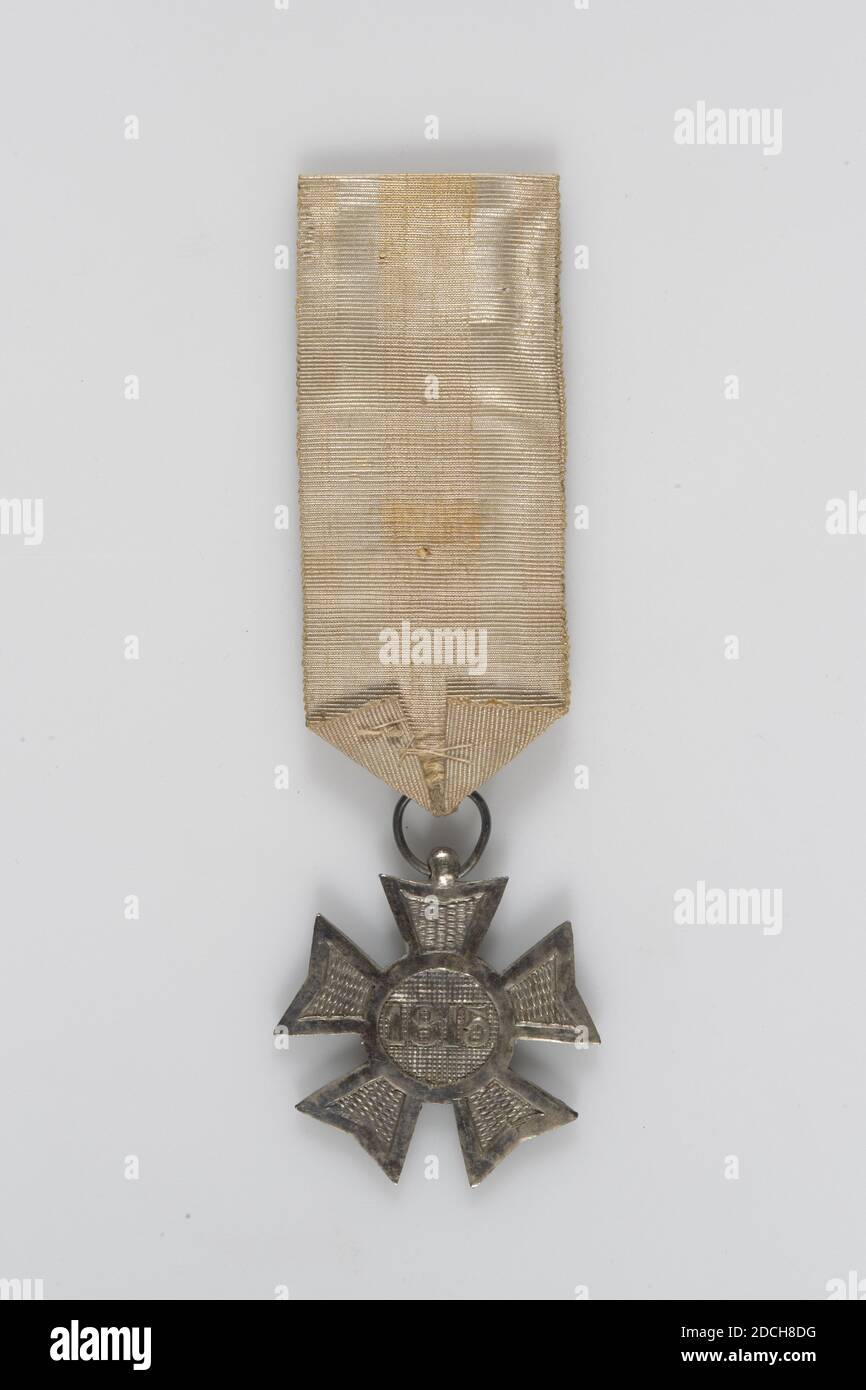 decoration, Anonymous, 1865, silk, silver, General: 10.5 x 3.5 x 0.4cm 105 x 35 x 4mm, Silver commemorative cross, worn by Herman van Teecklenburgh, with a five-armed star, with the year on the front 1813 and the year 1815 on the back. At the top edge is attached a hanging eye to which a yellow / white striped ribbon of ribbed silk is attached, sewn in a V-shape at the bottom. Established in 1865 for veterans from the 1813-1815 campaigns Waterloo, 1882 Stock Photo