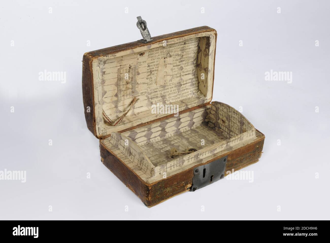Anonymous, first quarter 18th century, leather, wood, paper, metal, Box:  6.6 x 18.4 x 9.5cm 66 x 184 x 95mm, Key: 3.4 x 1.6 x 0.3cm 34 x 16 x 3mm,  Rectangular