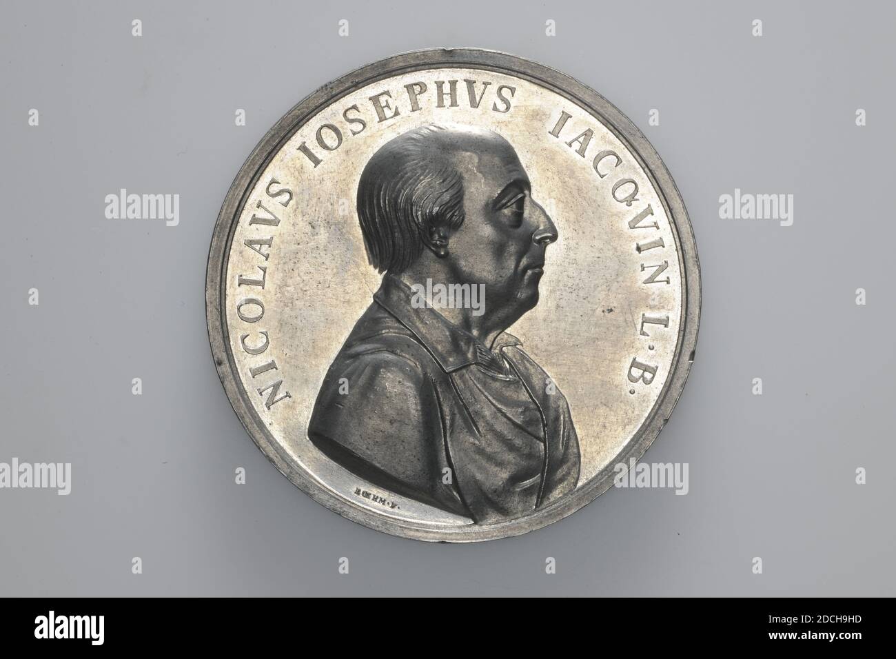 family token, Roehm, 1817, minted, General: 6.4 x 0.7cm 64 x 7mm, Weight: 85g, trumpet, personification, man's portrait, bust, Funeral token in honor of Baron N.J. Jacquin, 1727-1817. Medic, chemist and botanist. The front features a right-facing bust of Baron N.J. Jacquin and profil. Around it is the circular: NICOLAUS IOSEPHUS IACQUIN LB. Under the shoulder in very small letters the name of the maker: Roehm F. On the reverse Kalliope standing by a tomb with a scroll in hand and a foot on the base of the tomb. On the right the flying fame with a trumpet. In the middle of the tomb a snake that Stock Photo