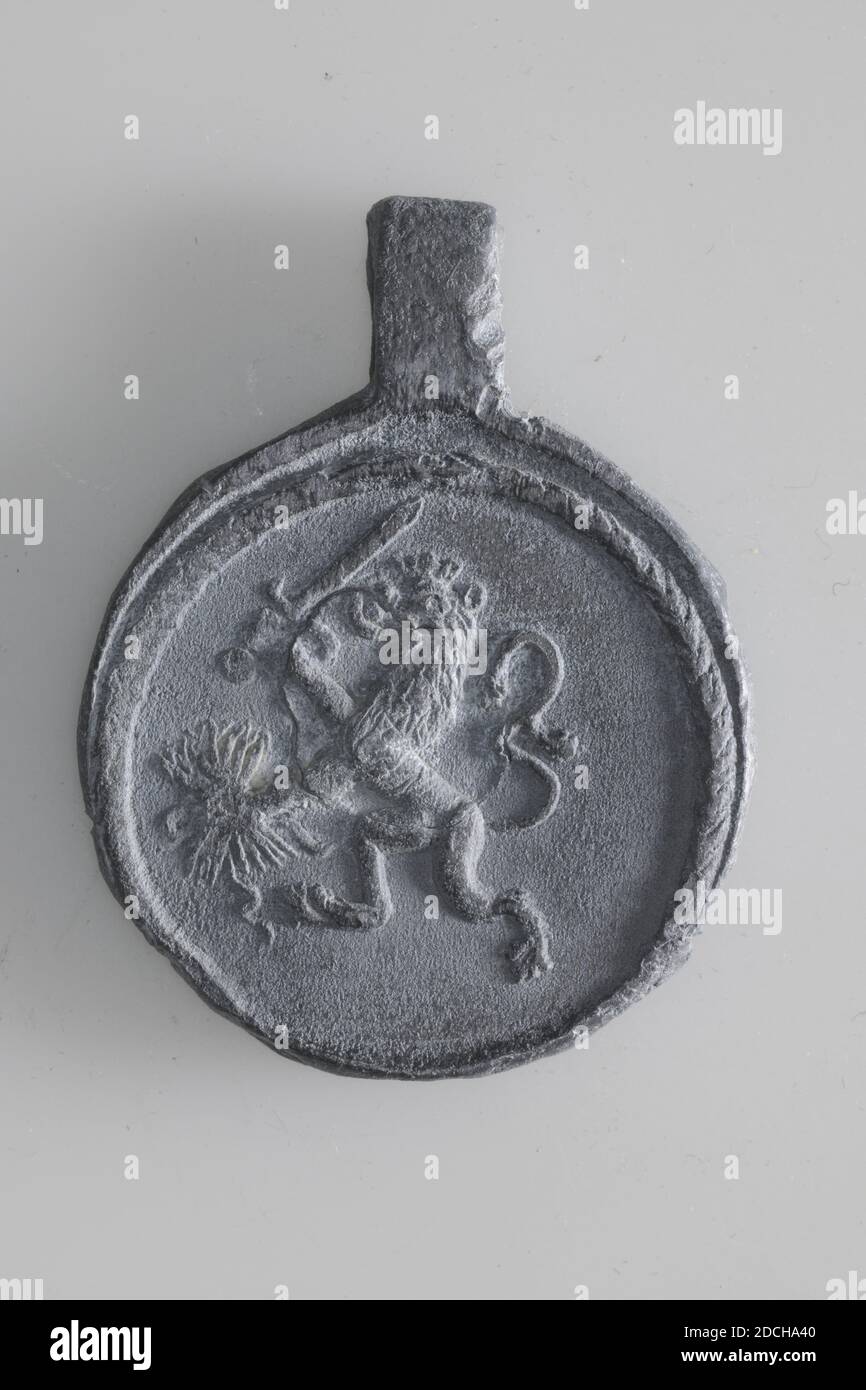 Cloth seal, Anonymous, 17th century, minted, General: 4.3 x 3.4 x 0.4cm 43 x 34 x 4mm, Diameter: 3.4cm 34mm, Cloth lead with on the front an image of a right-leaning lion climbing inside a laurel wreath. In the right leg the lion holds a raised sword and in the left a bundle of arrows. On the back a sailing ship on the high seas with the inscription: REGT DOOR ZEE, lion, sailing ship Stock Photo