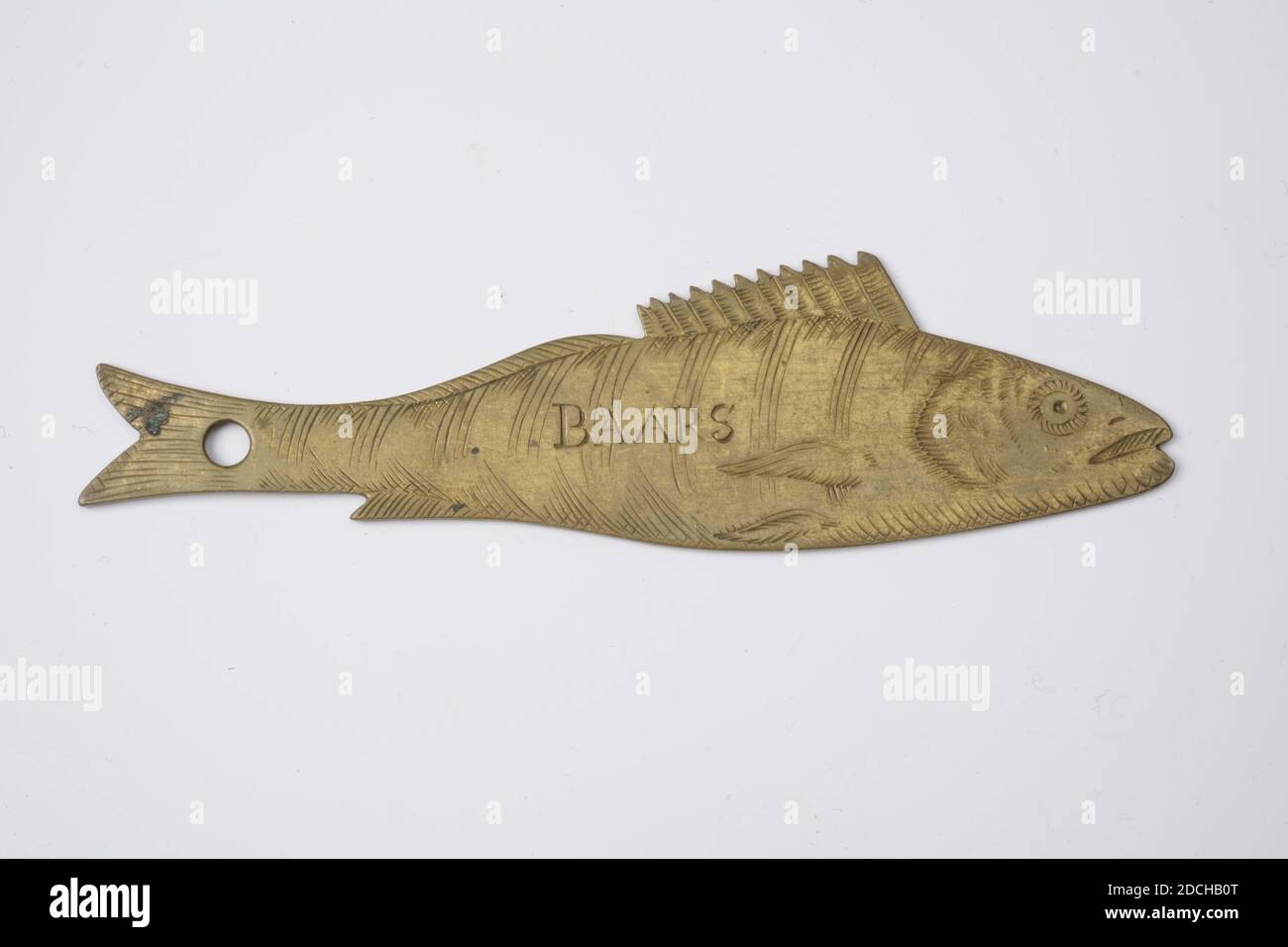 size, Anonymous, 18th century, General: 14,3 x 4,2 x 0,3cm 143 x 42 x 3mm, Yard Copper fish yardstick, to check fish size. The yardstick is engraved with the species name BAARS. The fins are also engraved. In the tail is a round recess, fish Stock Photo