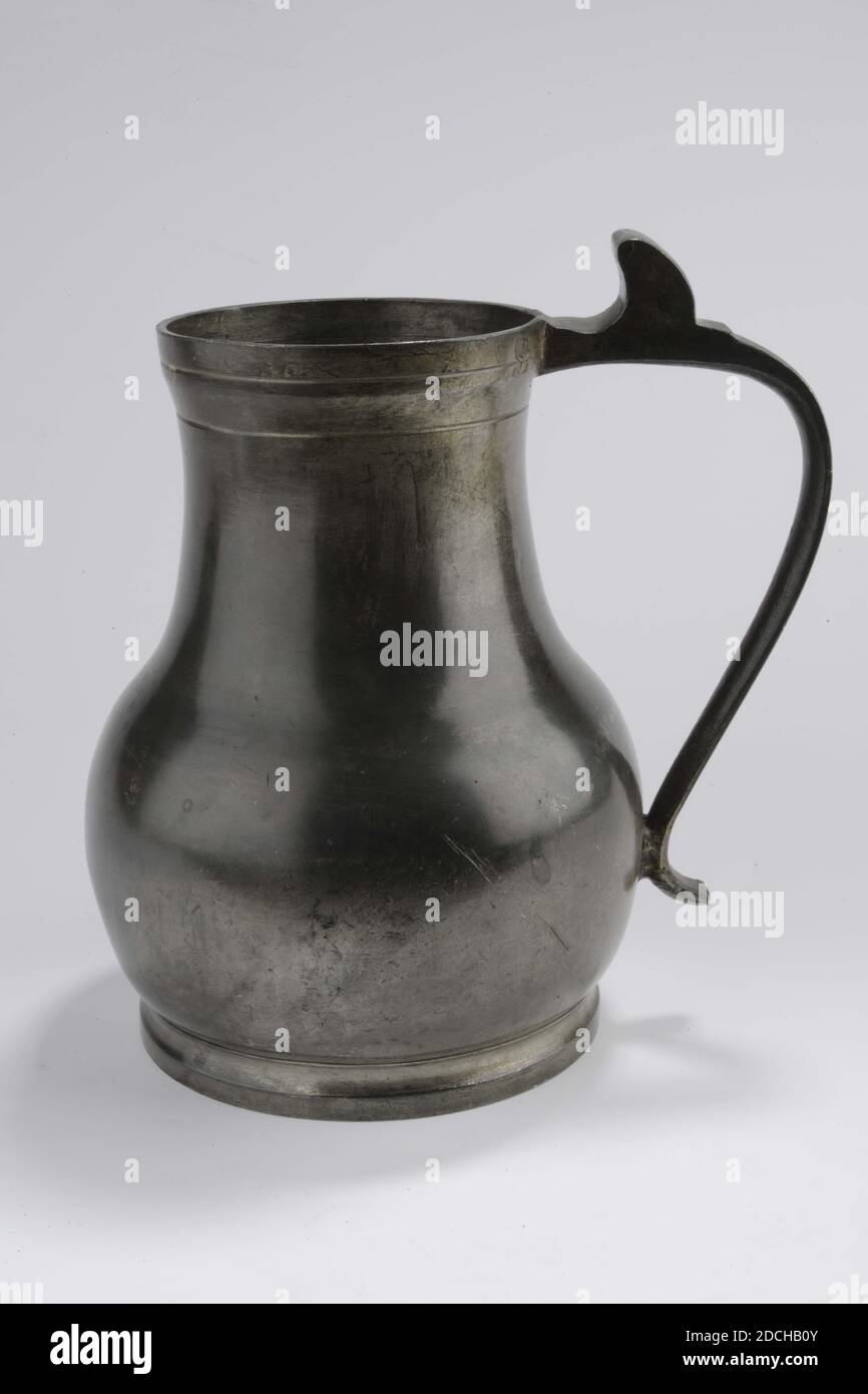 jug, Anonymous, 17th century, poured, Beer jug of poured tin, without lid. The jug has a long narrow handle that is arranged vertically and a hook shape is placed on top of the handle. A line decoration is applied on the neck and on the foot. Marked on the bottom of the jug, General: 21.6 x 20 x 15.4cm 216 x 200 x 154mm Stock Photo