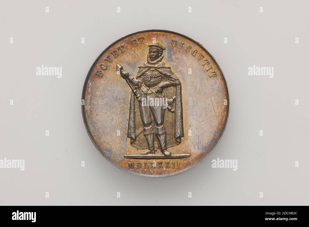 medal, Anonymous, 1860, minted, General: 3.1 x 0.3cm 31 x 3mm, Weight: 12.2g, Bronze medal on the masquerade at the anniversary of Leiden University in 1860. The subject of the masquerade was the entry and inauguration of Frans, Duke of Anjou, Alençon, Berry, etc. in 1682. On the front is depicted the Duke Frans van Anjou, wearing a beret and a wide cloak on his head . Above the performance the caption: FOVET ET DISCVTIT, and below MDLXXXII. On the back the inscription: IN MEMORIAM FESTI DIEI NATALIS CCLXXXV ACAD.LVGD.BAT.XI IVN.A.MDCCCLX, and an asterisk, man's portrait Stock Photo