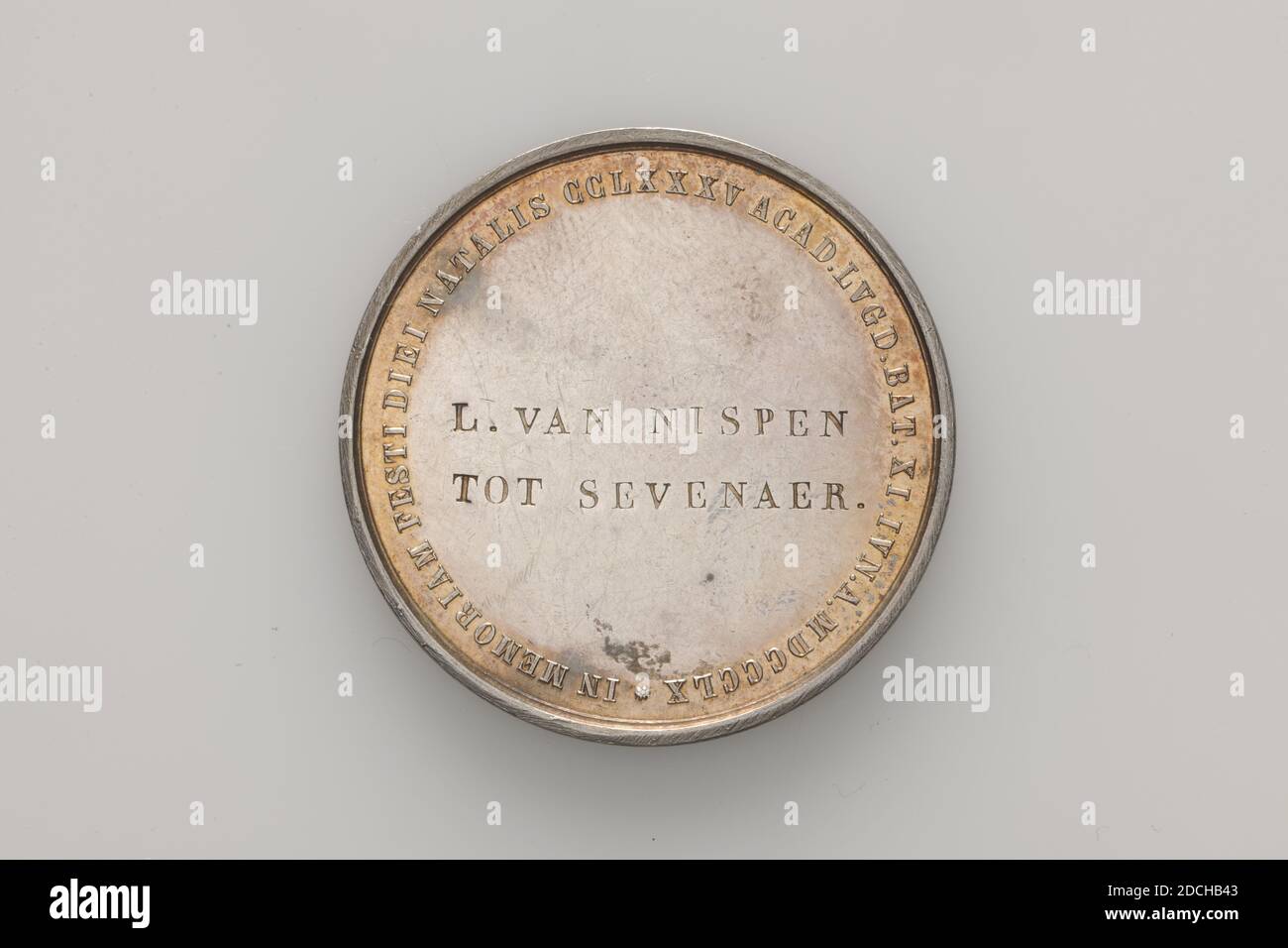 medal, Anonymous, 1860, minted, General: 3.1 x 0.3cm 31 x 3mm, Weight: 12.2g, Bronze medal on the masquerade at the anniversary of Leiden University in 1860. The subject of the masquerade was the entry and inauguration of Frans, Duke of Anjou, Alençon, Berry, etc. in 1682. On the front is depicted the Duke Frans van Anjou, wearing a beret and a wide cloak on his head . Above the performance the caption: FOVET ET DISCVTIT, and below MDLXXXII. On the back the inscription: IN MEMORIAM FESTI DIEI NATALIS CCLXXXV ACAD.LVGD.BAT.XI IVN.A.MDCCCLX, and an asterisk, man's portrait Stock Photo