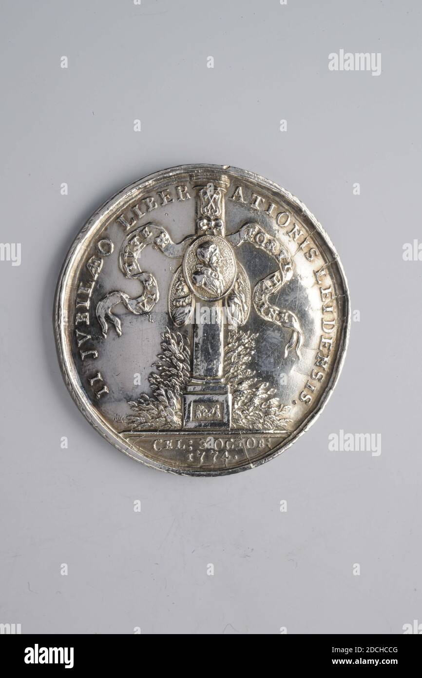 commemorative medal, Carel Frederik Konsé, 1774, minted, General: 3.9 x 0.2cm (39 x 2mm), Weight: 16g, Silver commemorative medal at the second centenary of Leiden's relief in 1774. On the front is a column depicting at the top a coat of arms with the city coat of arms of Leiden. Underneath three oval shields with busts of Van der Werf, Dousa and Van Hout. Below that are hanging garlands and a flowing ribbon with inscription: VIRTVTE and FORTITVDINE. Under the column the inscription: CELEBR: 3 OCTOB: 1774, and around the inscription: IL JVBILAEO LIBERATIONIS LEIDENSIS. On the reverse a view of Stock Photo