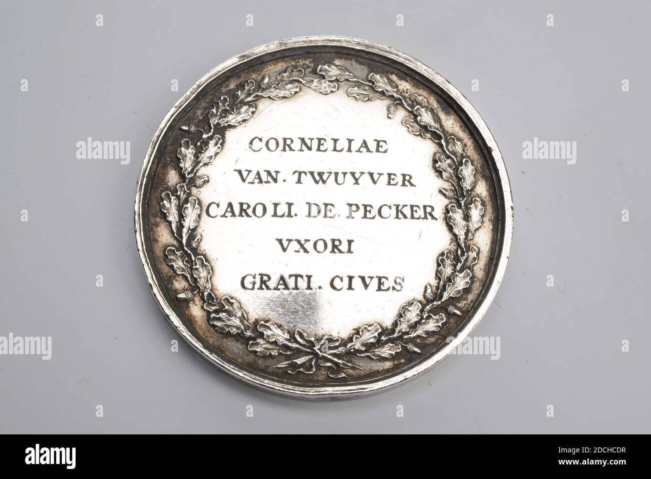 reward medal, Johan George Holtzhey, 1784, General: 3.4 x 0.2cm (34 x 2mm), Weight: 12.3g, city virgin, woman, city coat of arms, Silver badge to stop the riot against Trago in 1784 in Leiden. The Leiden city virgin is depicted on the obverse standing on a lying figure (the riot). On her left arm she has an oval shield with the coat of arms of Leiden. In her right hand she has a spear with which she pierces the lying figure. This figure has a dagger in the right hand and a torch in the left. Below a three-line inscription: SEDITIONE COMPRESSA 9-12 IVNII. MDCCLXXXIV, and the caption VIRTUS Stock Photo