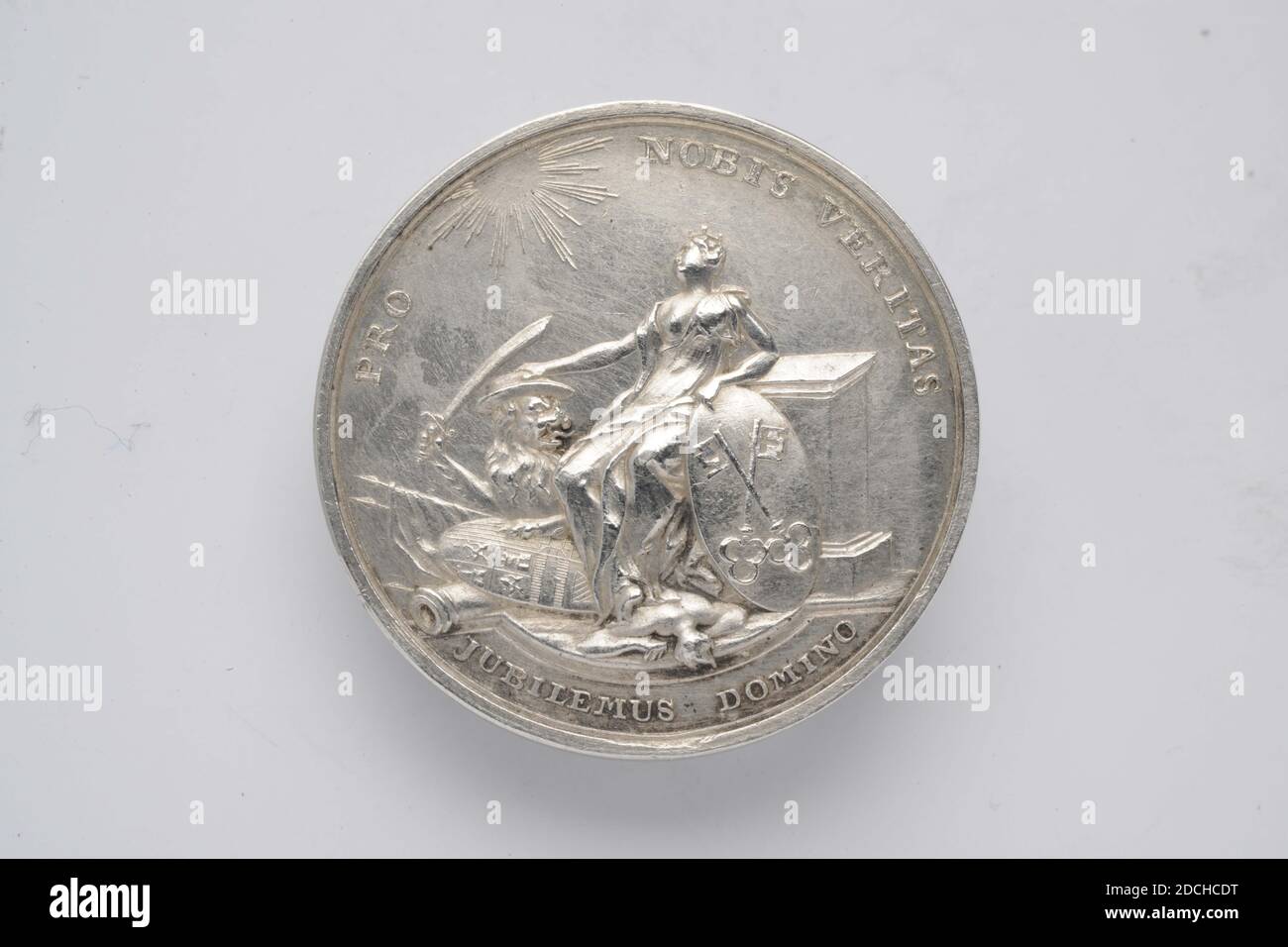 commemorative medal, Carel Frederik Konsé, 1774, minted, General: 3.9 x 0.2cm (39 x 2mm), Weight: 16g, Silver commemorative medal at the second centenary of Leiden's relief in 1774. On the front is a column depicting at the top a coat of arms with the city coat of arms of Leiden. Underneath three oval shields with busts of Van der Werf, Dousa and Van Hout. Below that are hanging garlands and a flowing ribbon with inscription: VIRTVTE and FORTITVDINE. Under the column the inscription: CELEBR: 3 OCTOB: 1774, and around the inscription: IL JVBILAEO LIBERATIONIS LEIDENSIS. On the reverse a view of Stock Photo