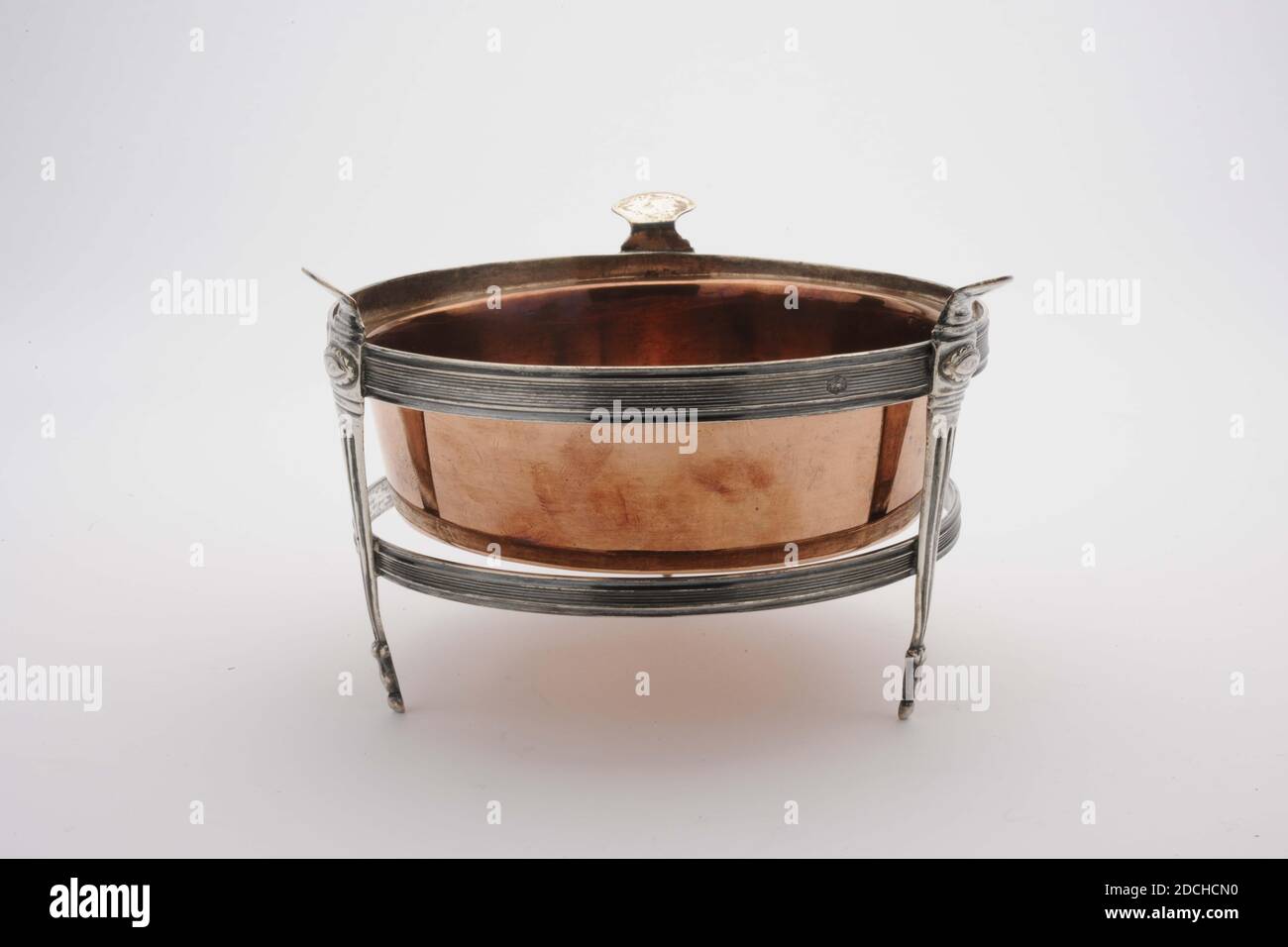 Chafing dish, Hendrikus Johan Schretlen, 1824, copper, silver, engraved, Total: 8.2 x 13.2cm (82 x 132mm), Chafing dish: 3.6 x 11.6cm (36 x 116mm), Holder: 8.2 x 13.2cm (82 x 132mm), Pipe brazier with the round brazier made of copper and the holder of silver. The brazier has a narrow, outward edge. The holder is decorated with engraved concentric lines and stands on three legs. Holder is marked, 1995 Stock Photo