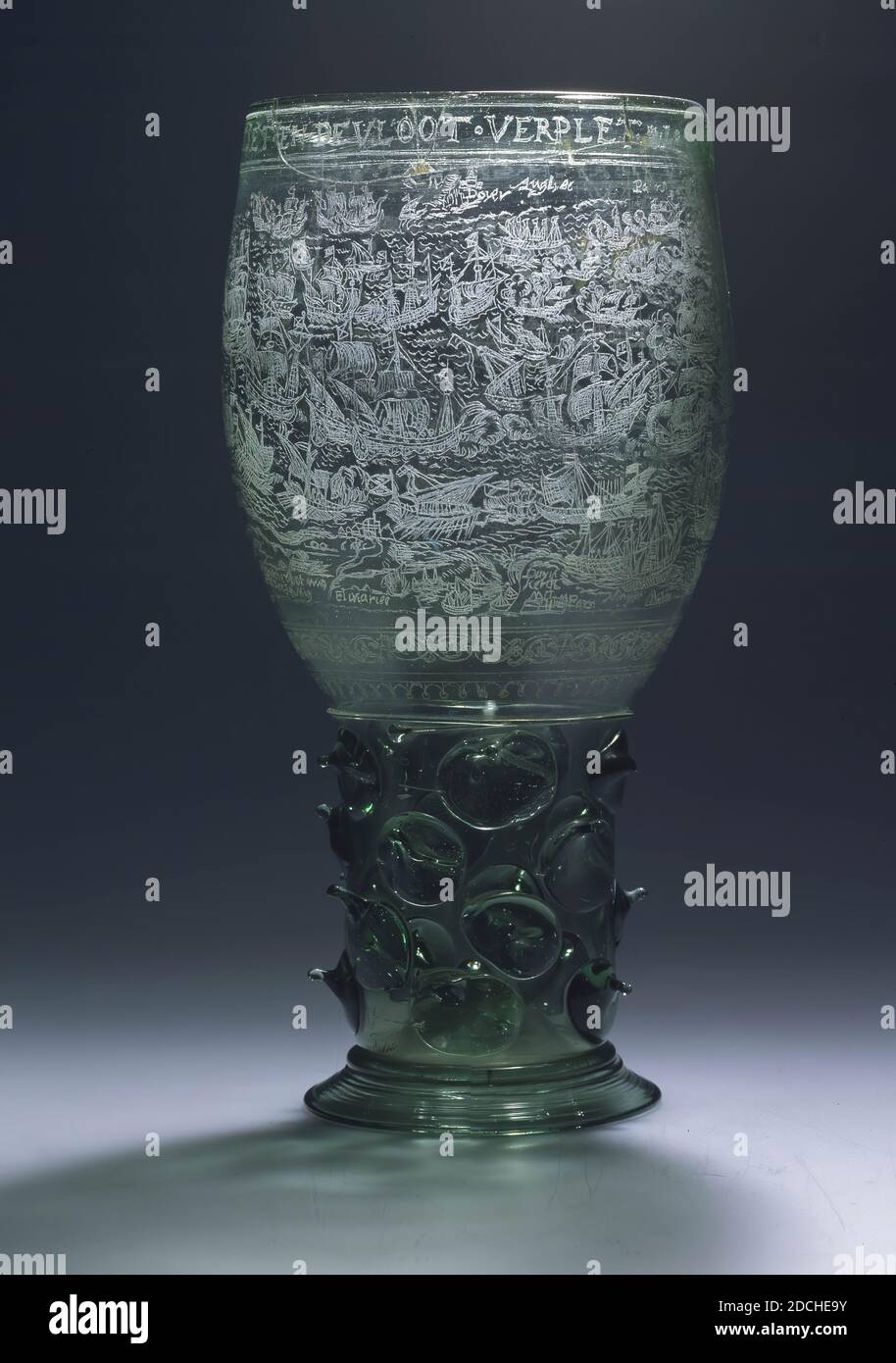 roemer, 1626, General: 23.3 x 10.4cm (233 x 104mm), Base diameter: 8.5cm / Diameter chalice: 10.4cm, Roemer of green glass, engraved with the map of Leiden and environs during the relief and with the battle of Dunkirk. On the top edge is engraved Door. T. vierigh. bitten. Leyde was dismayed. AND . DE. FLEET. CRUSHED. 1626. There are studs on the narrow stem of the roemer and the foot extends wide downwards, floor plan Stock Photo