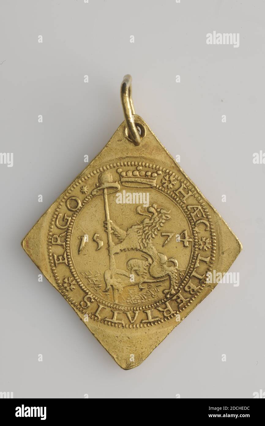 medal, Anonymous, 1574 or later, minted, General: 6.3 x 4.5 x 1.2cm (63 x 45 x 12mm), Medal dimensions: 5.3 x 4.5 x 0.2cm (53 x 45 x 2mm), Weight: 32g, Diamond shaped gold token struck on a 20 penny emergency stamp. The stamp was used during the siege of Leiden, 1574. A gold ring is attached to the top of the token to which the token can be worn. On the obverse of the medal is a standing lion, centered to the left on a ground with a lance with a freedom hat in the claws, between the year 1574. Above the lion, protruding in the rim, is a crown. The circular HAEC LIBERTATIS ERGO runs around this Stock Photo