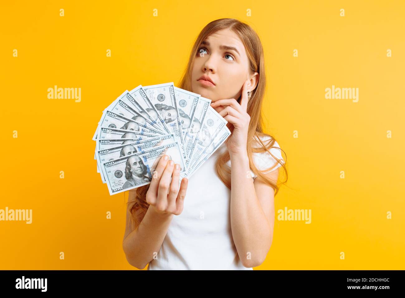 Sad girls luv. Moliy. Девушка считает деньги. Девушка с деньгами. Sad girlz luv money remix amaarae.