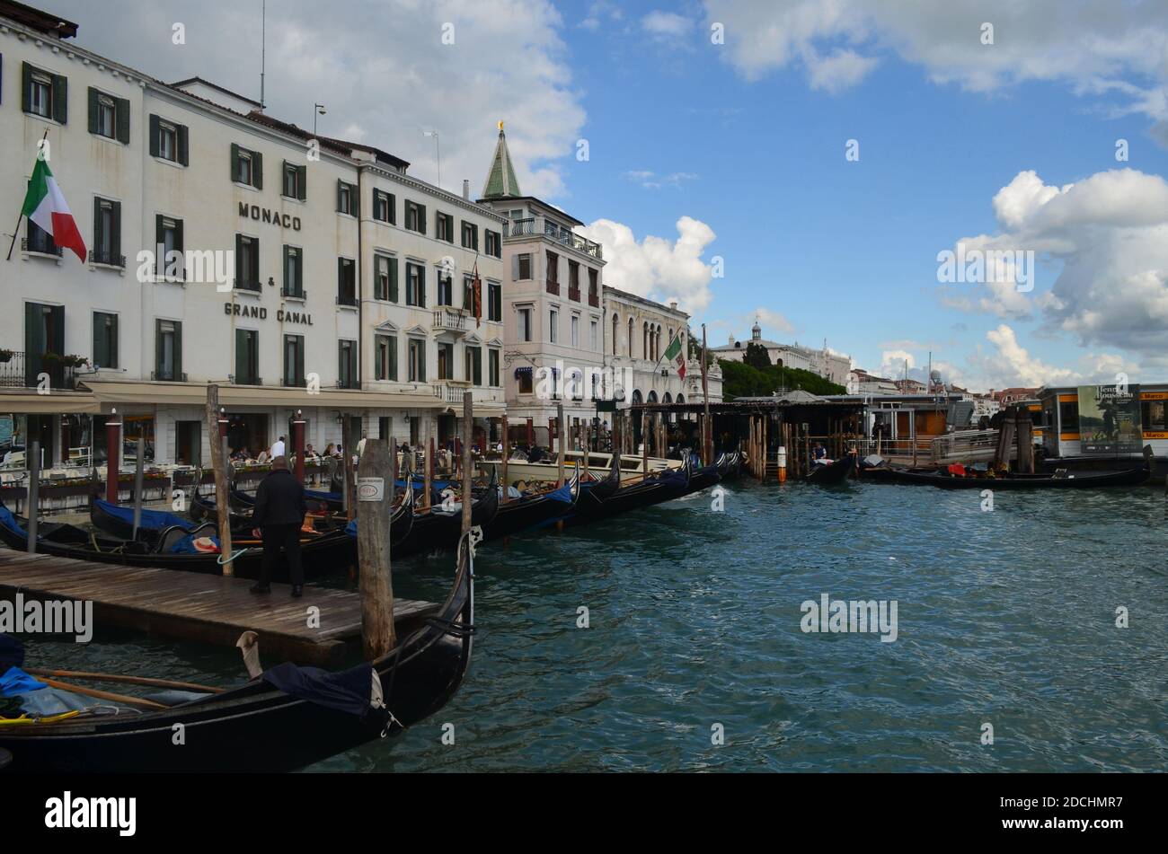 Venice canal bustling boats hi-res stock photography and images - Alamy