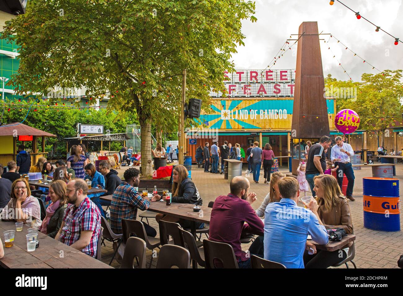Great Britain / England /London , Peopel drinking and eating outside