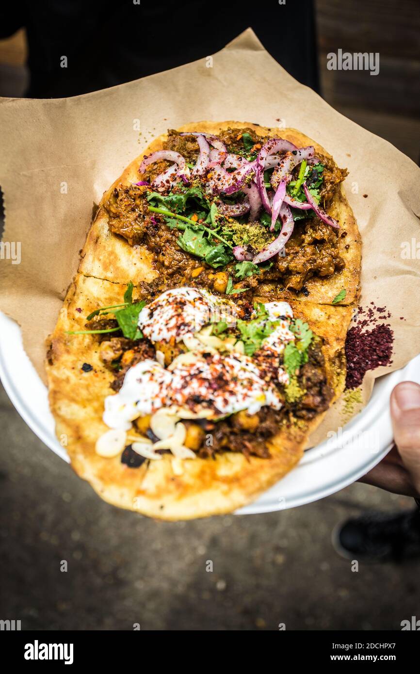 Great Britain / England /London /  Streetfood/ Freshly made Phatbread wrap at Maltby Street Market in London . Flatbread tn the food street market. Stock Photo