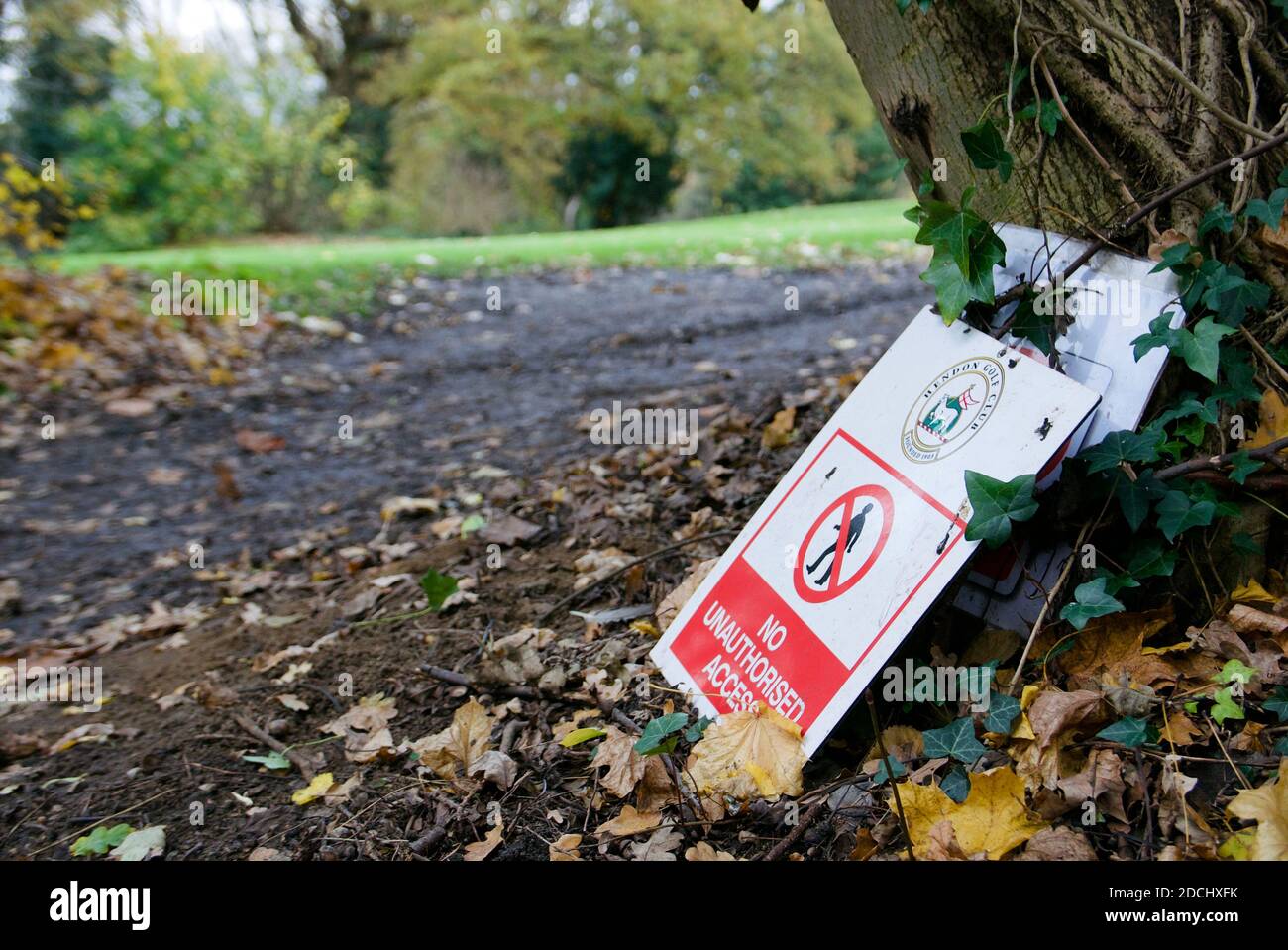Empty golf course fields with no entry sign. Hendon golf club closed due to England / UK's second national covid19 lockdown. Hendon, London, Stock Photo
