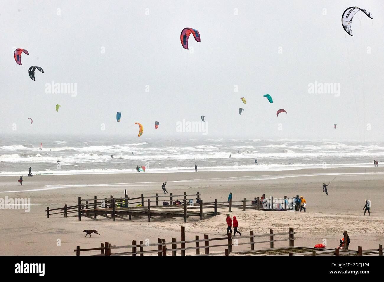 Defy Wind St. Peter Ording, Germany. 21st Nov, 2020. Walkers and water sportsmen ...