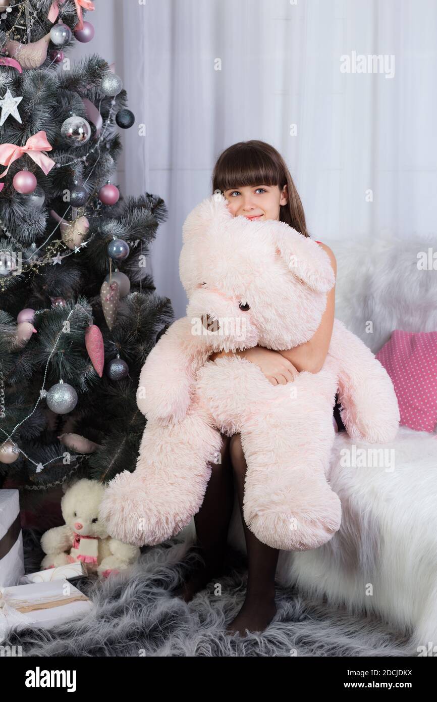 Menina Dormindo Com O Urso Teddy a Criança Dormindo Doce Foto de Stock -  Imagem de cara, pouco: 168180906