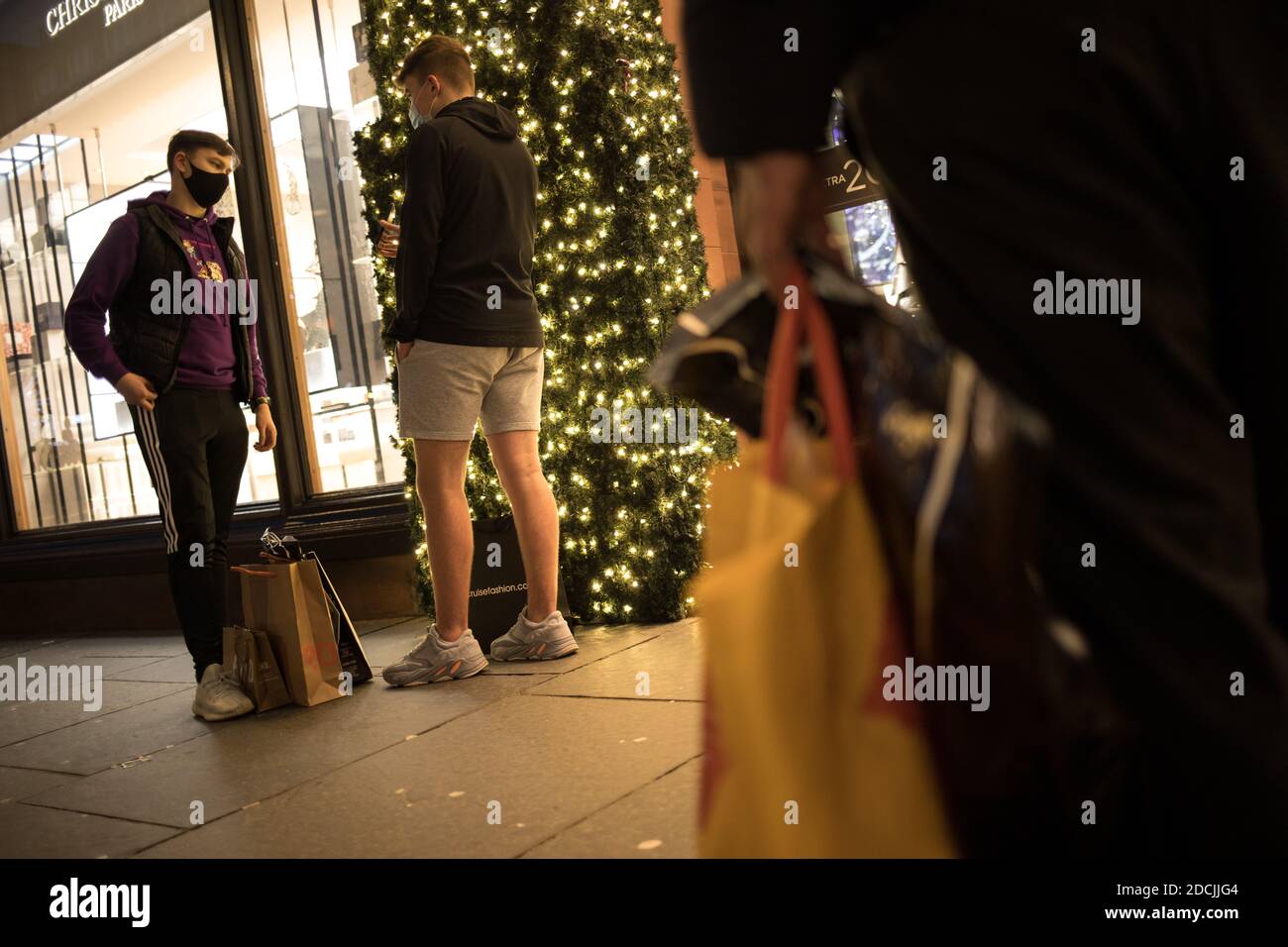 Christmas shopping in 2nd to last day before the shops close for a