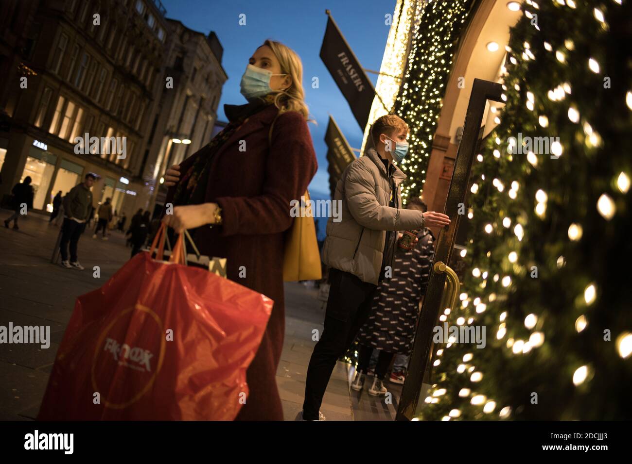 Christmas shopping in 2nd to last day before the shops close for a
