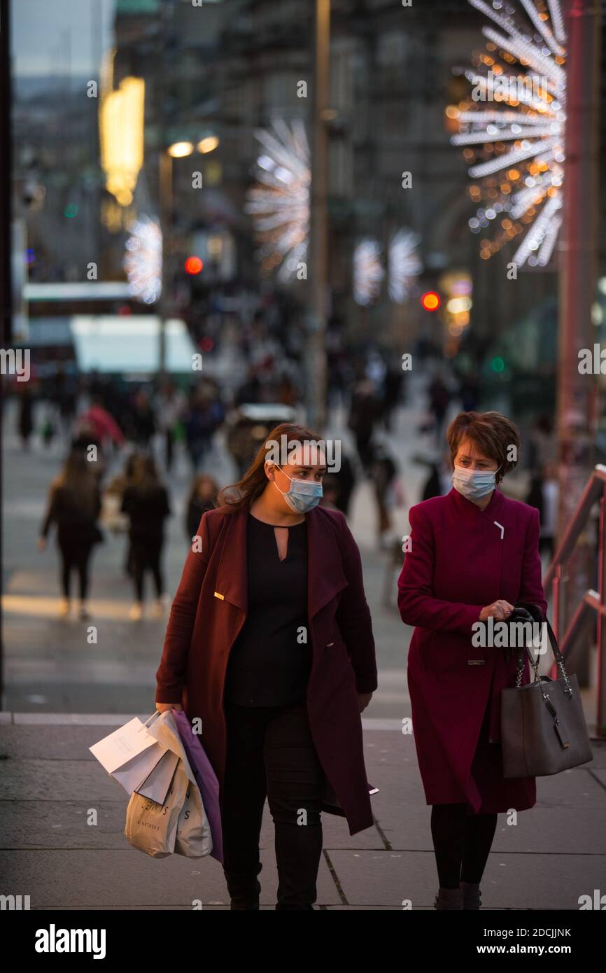 Christmas shopping in 2nd to last day before the shops close for a