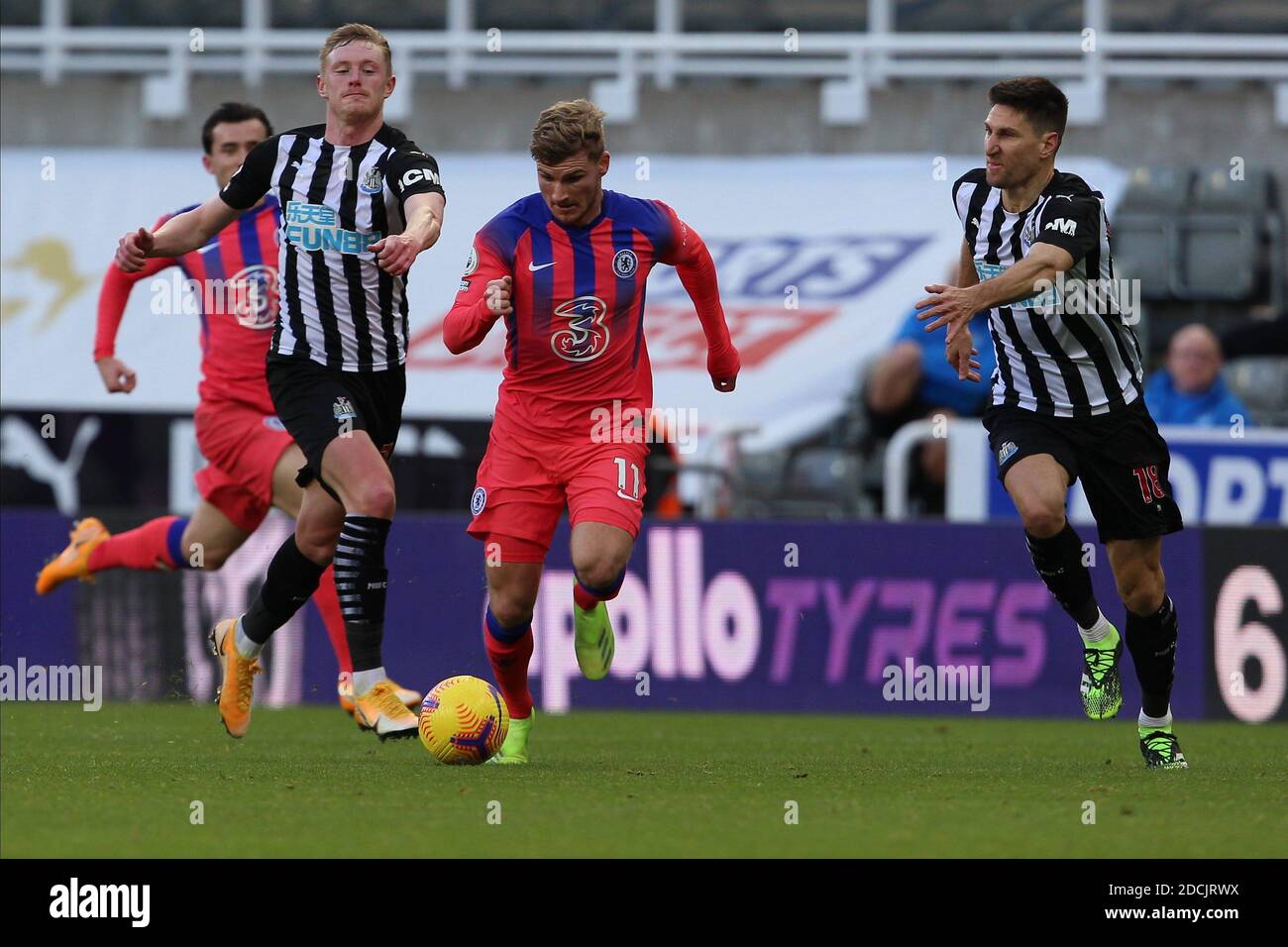 NEWCASTLE UPON TYNE, ENGLAND - NOVEMBER 21: Timo Werner of Chelsea runs away from Federico Fernández of Newcastle during the Premier League match between Newcastle United and Chelsea at St. James Park on November 21, 2020 in Newcastle upon Tyne, United Kingdom. Sporting stadiums around the UK remain under strict restrictions due to the Coronavirus Pandemic as Government social distancing laws prohibit fans inside venues resulting in games being played behind closed doors. (Photo by MB Media) Stock Photo