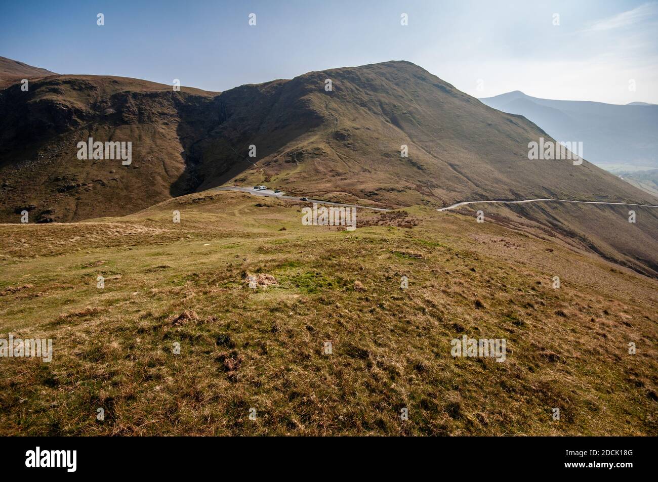A narrow mountain pass lane crosses Newlands Hause between the Buttermere and Newlands valleys in England's Lake District. Stock Photo
