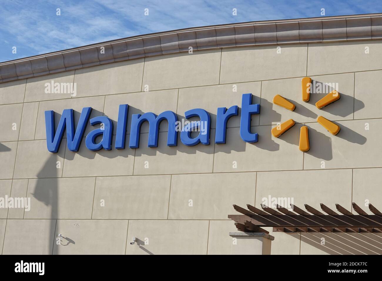 Walmart store exterior hires stock photography and images Alamy