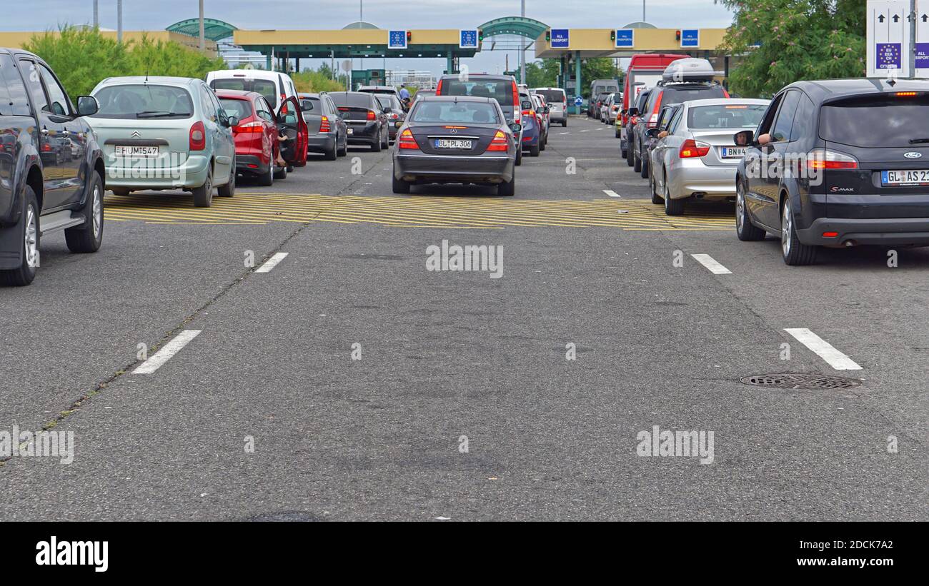 Roszke, Hungary - July 09, 2015: Long lines at border crossing in Roszke,  Hungary Stock Photo - Alamy