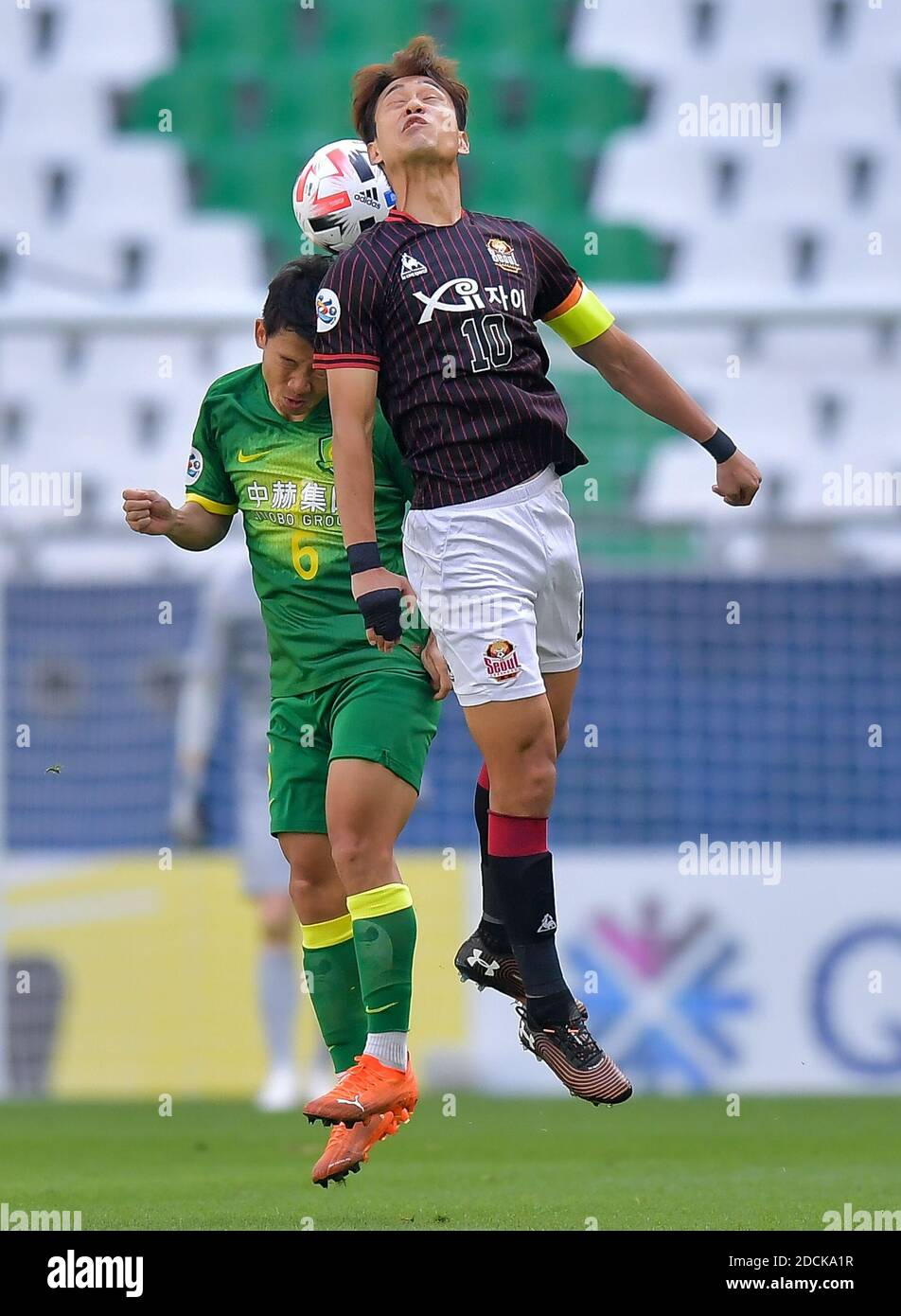 Doha, Qatar. 21st Nov, 2020. Park Chu-Young (R) of FC Seoul vies with Chi Zhongguo of Beijing FC during the group E match between FC Seoul of South Korea and Beijing FC of China at the AFC Champions League 2020 in Doha, capital of Qatar, Nov. 21, 2020. Credit: Nikku/Xinhua/Alamy Live News Stock Photo