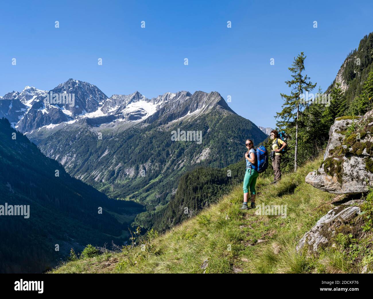 Hikers look at mountains, Zamser Eck, Kleiner Hochsteller, Kaelberlahnerspitze and Hochsteller, Zillertaler Alps, Zillertal, Tyrol, Austria Stock Photo