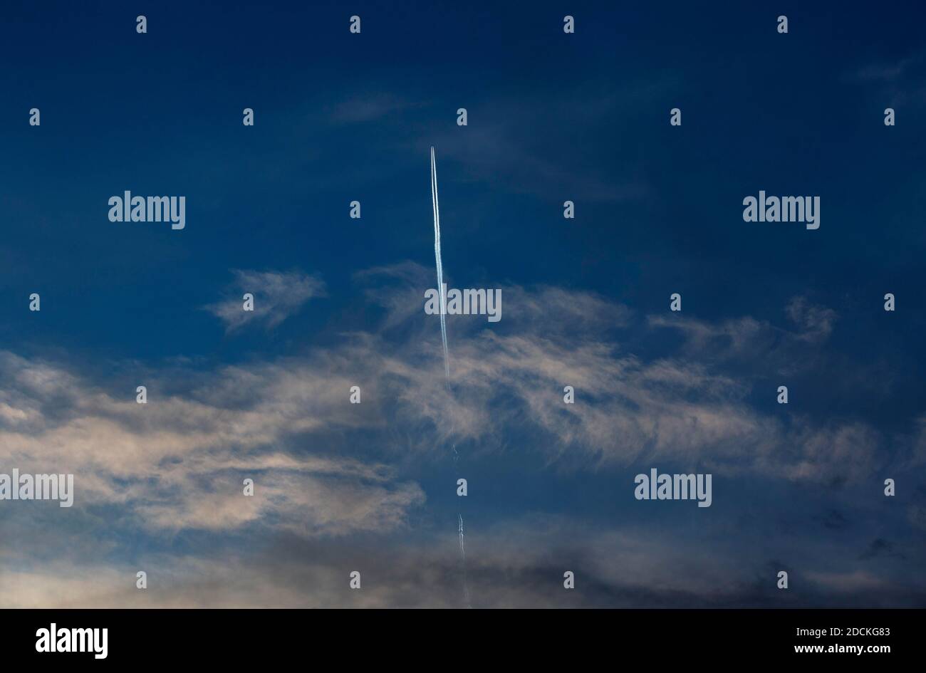 Airplane sky hi-res stock photography and images - Alamy