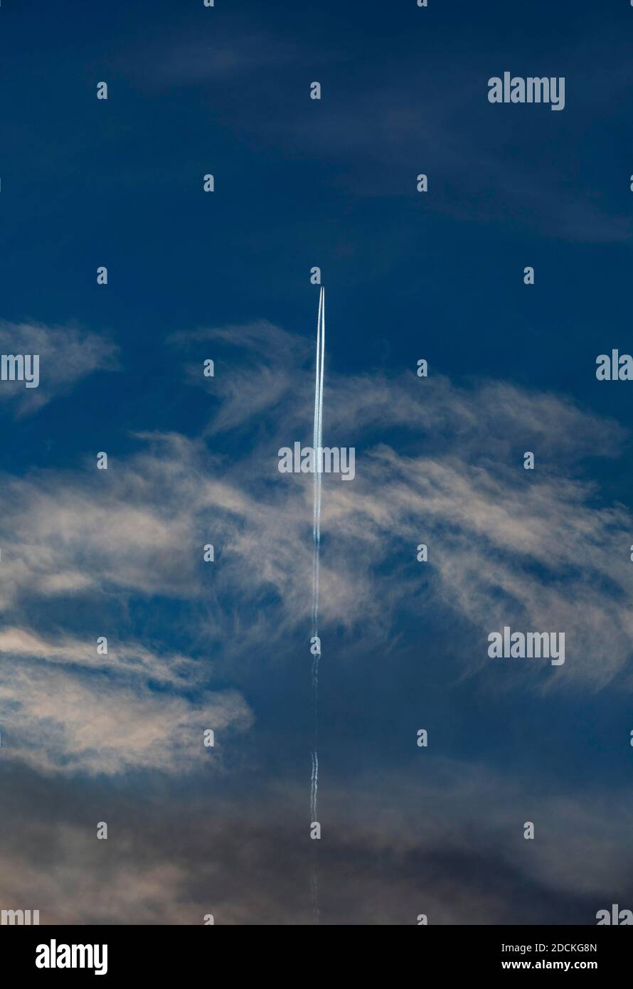 Airplane sky hi-res stock photography and images - Alamy