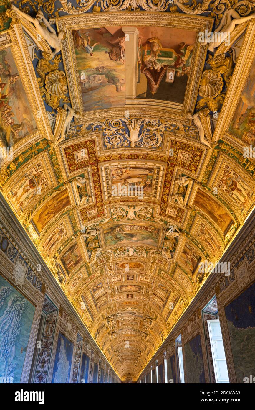 Vatican museum map room inside - Gallery Of Maps Galleria Delle Carte Geografiche Or Map Room Vaulted Ceiling In Vatican Museums Rome Italy 2DCKWA3 