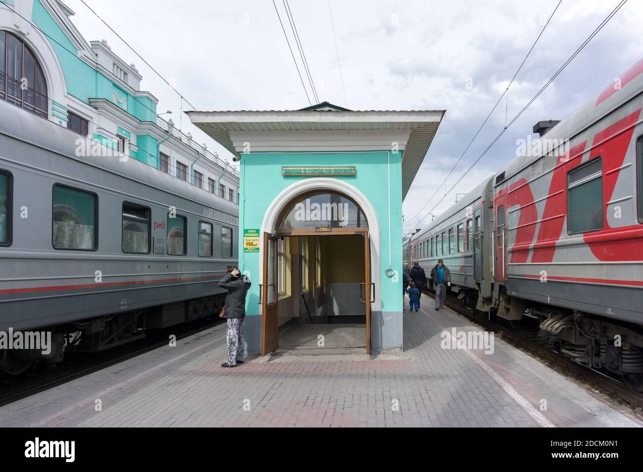 The passenger leaves the underpass to the platform between two standing