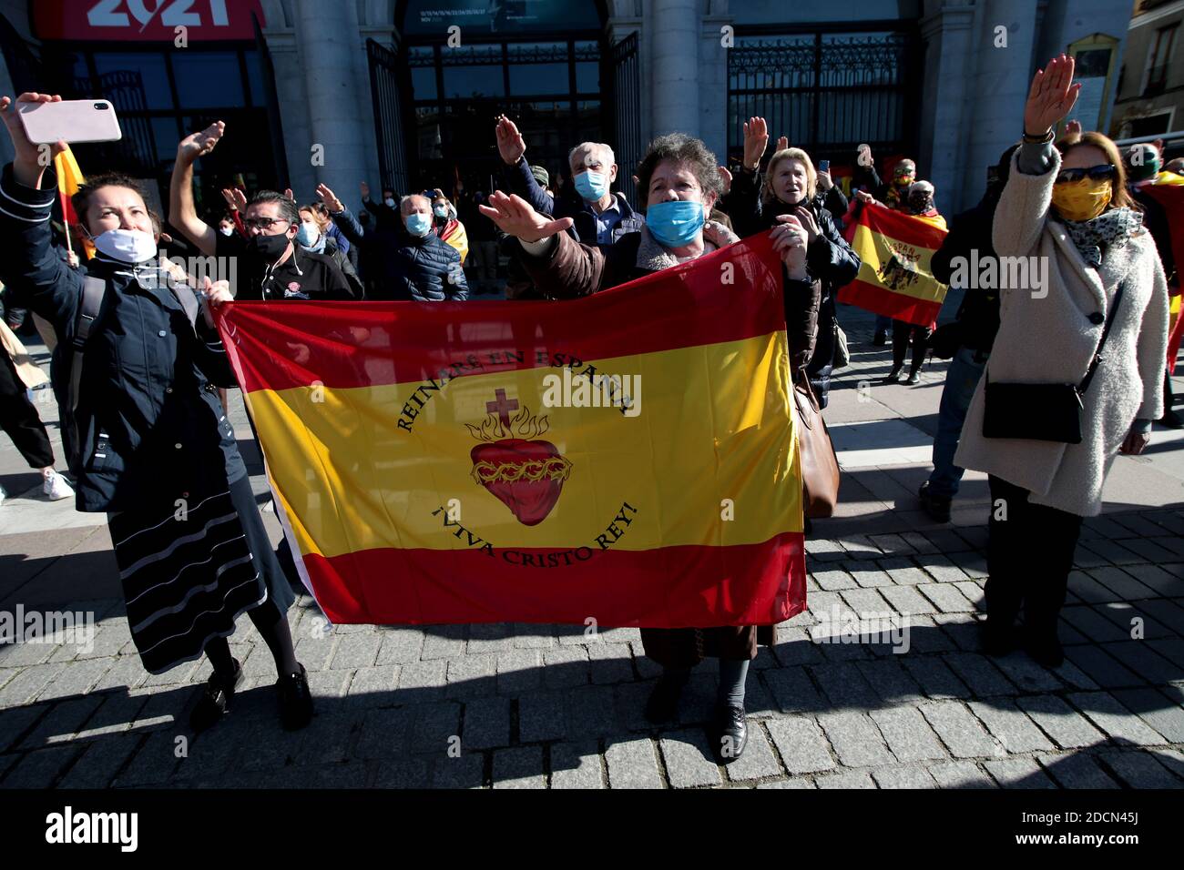 Madrid, Spain; 22/11/2020.- 'I will reign in Spain . Long live Christ the King' text on the flag.Tribute to the coup general Francisco Franco on the anniversary of his death on 20/11/1975, the Spanish Catholic Movement party founded José Luis Corral split from another extreme right group called Fuerza Nueva and which vindicates Franco and the Francoist side of the Civil War, which he considers a 'Crusade'. They carry pre-constitutional flags and make the fascist salute. Fascist salute is the salute that the followers of the movements of this ideology use today. It is a variant of the Roman s Stock Photo