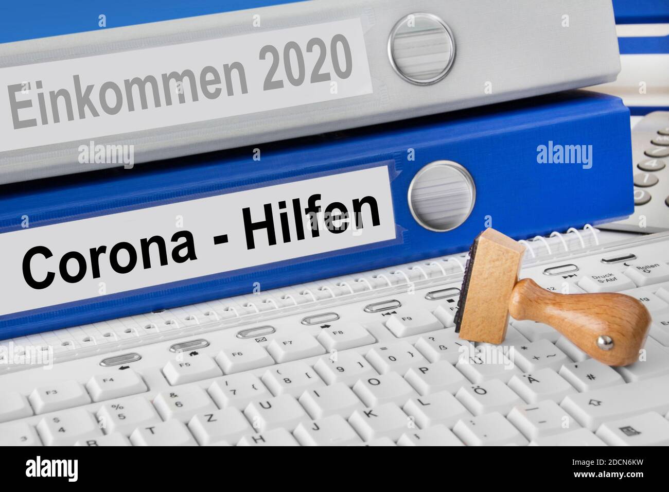 Einkommen 2020 und Corona-Hilfen mit PC Stock Photo