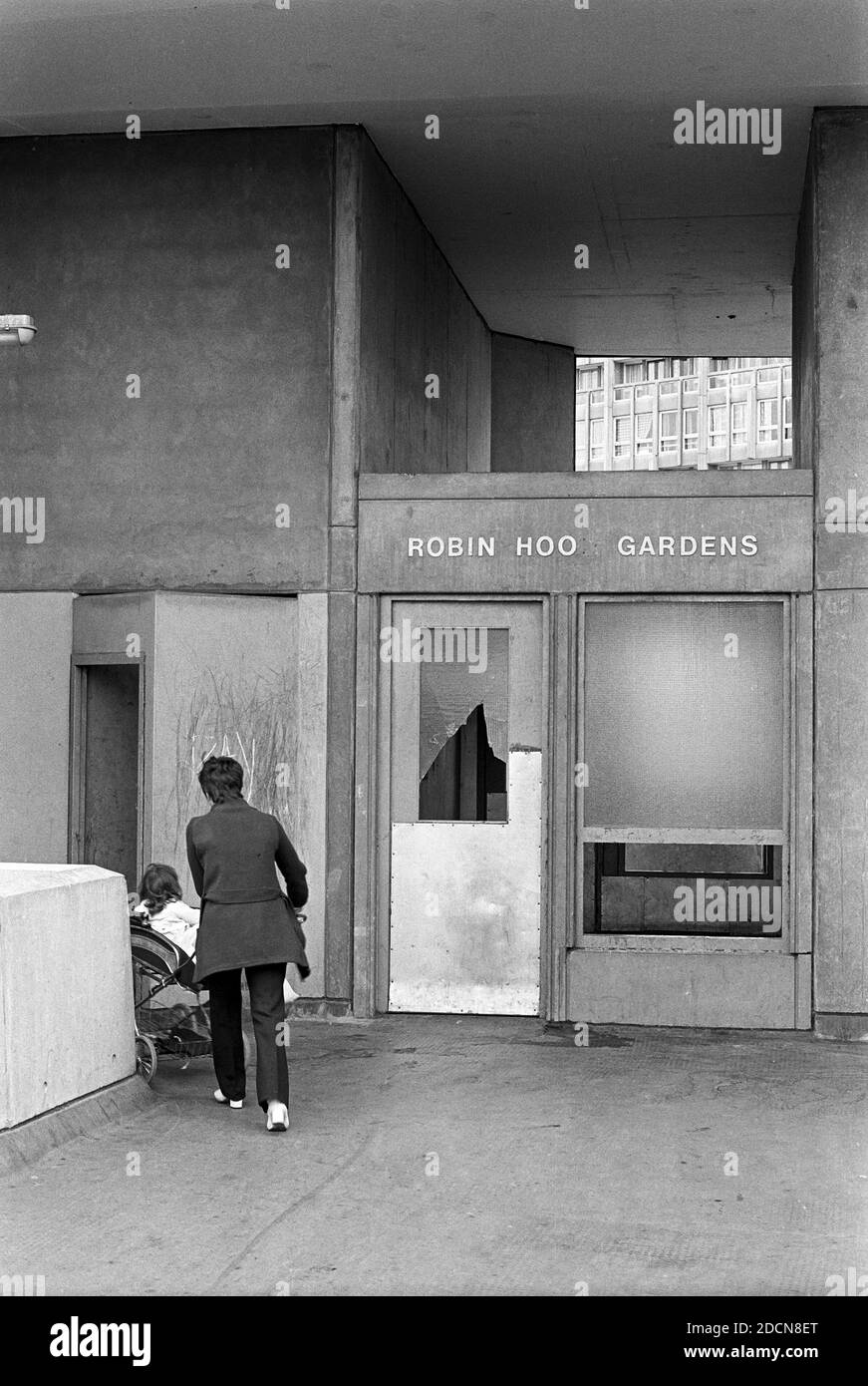 UK, London, Docklands, Poplar, Robin Hood Lane. Robin Hood Gardens was a residential estate in Poplar (strictly speaking above 'The Island'). built in 1972. This photo was taken early in 1974. Stock Photo