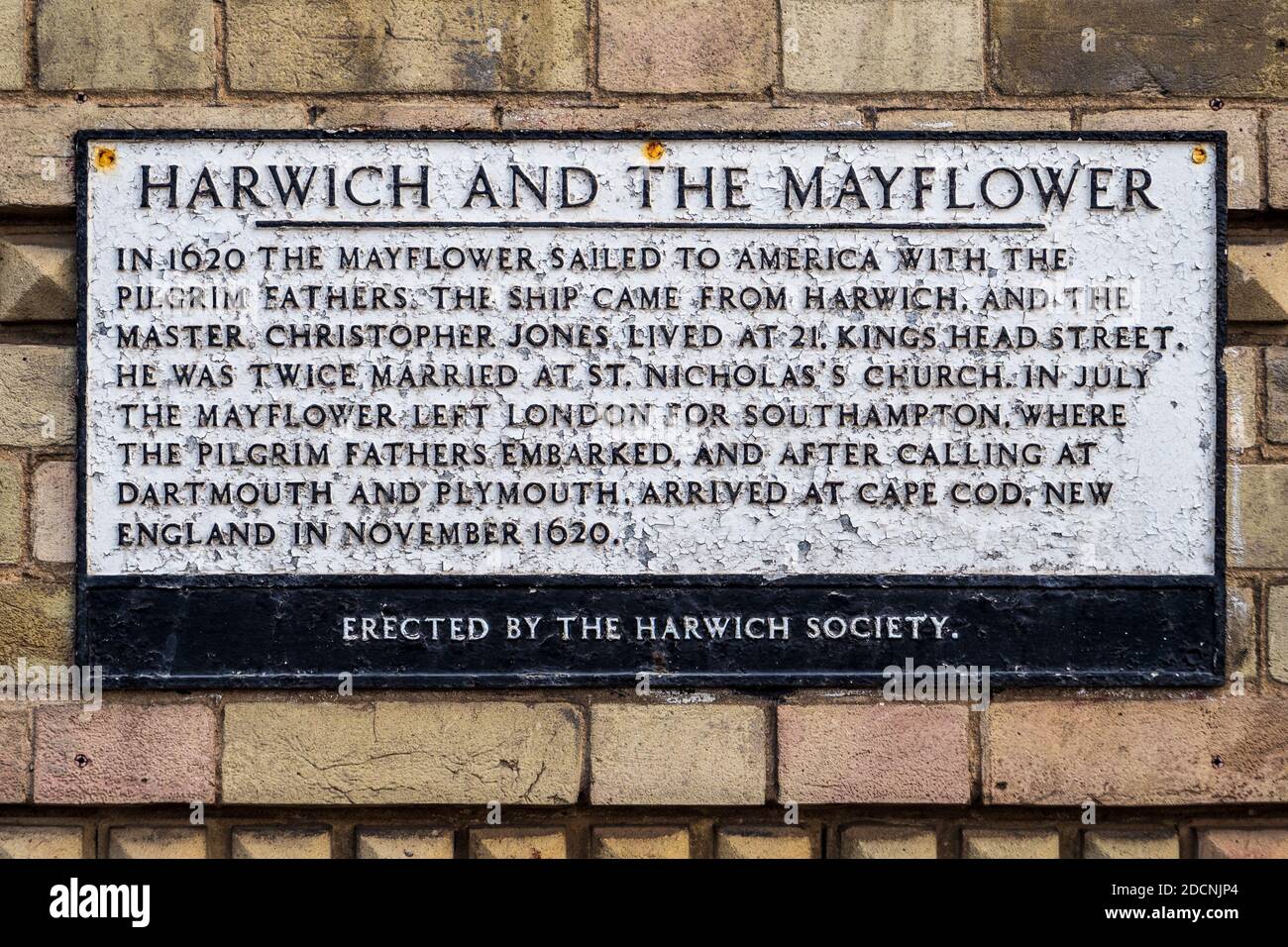 Mayflower Plaque Harwich - the Mayflower was a Harwich based ship and sailed to America with the Pilgrim Fathers in 1620 - Harwich Society Plaque Stock Photo