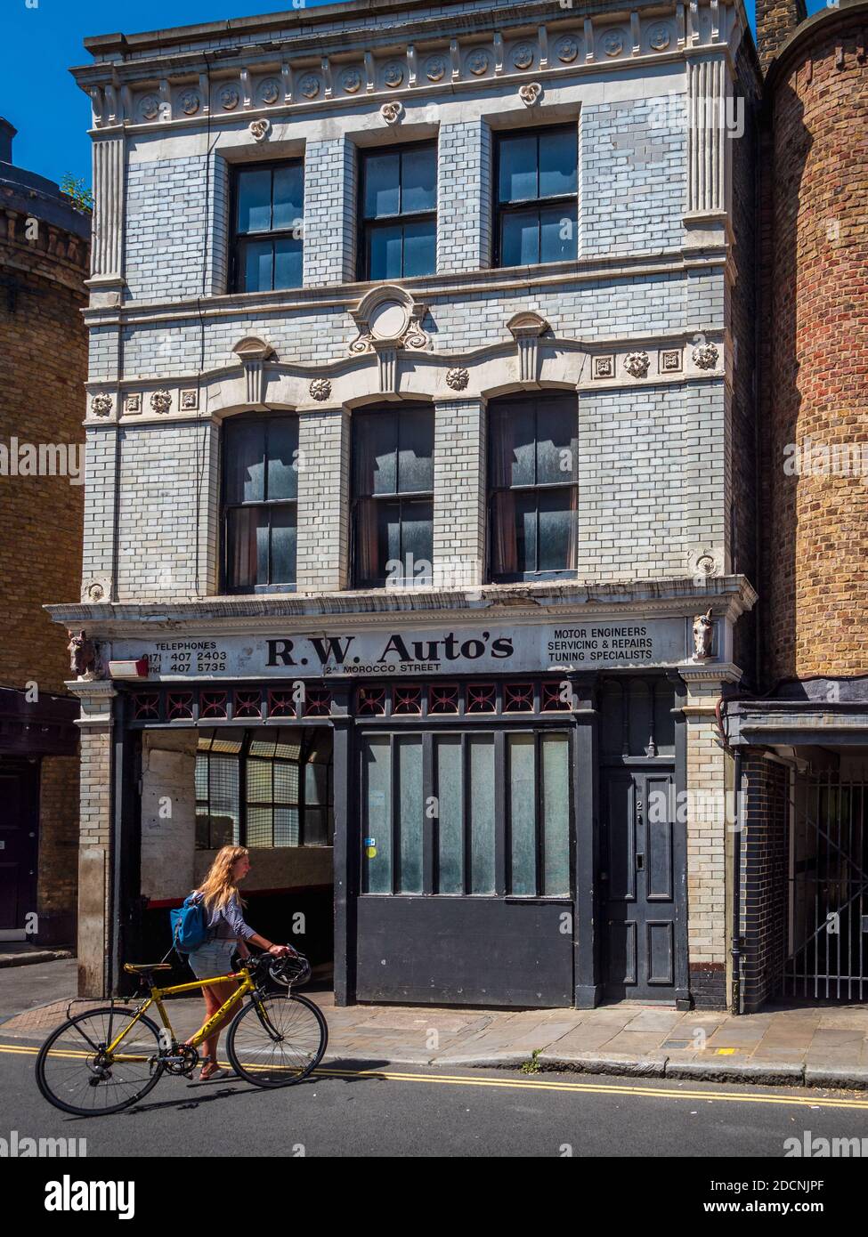 2a Morocco Street Bermondsey London - RW Autos at 2a Morocco St, Bermondsey, London.  Former forge and coach house, now a car repair garage. Stock Photo