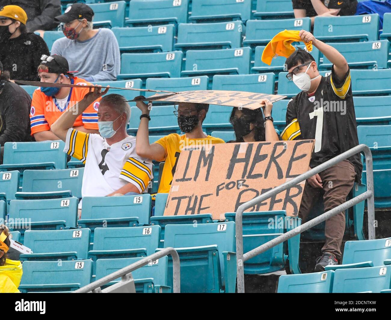 Jacksonville, FL, USA. 22nd Nov, 2020. Steeler fans shelter from the