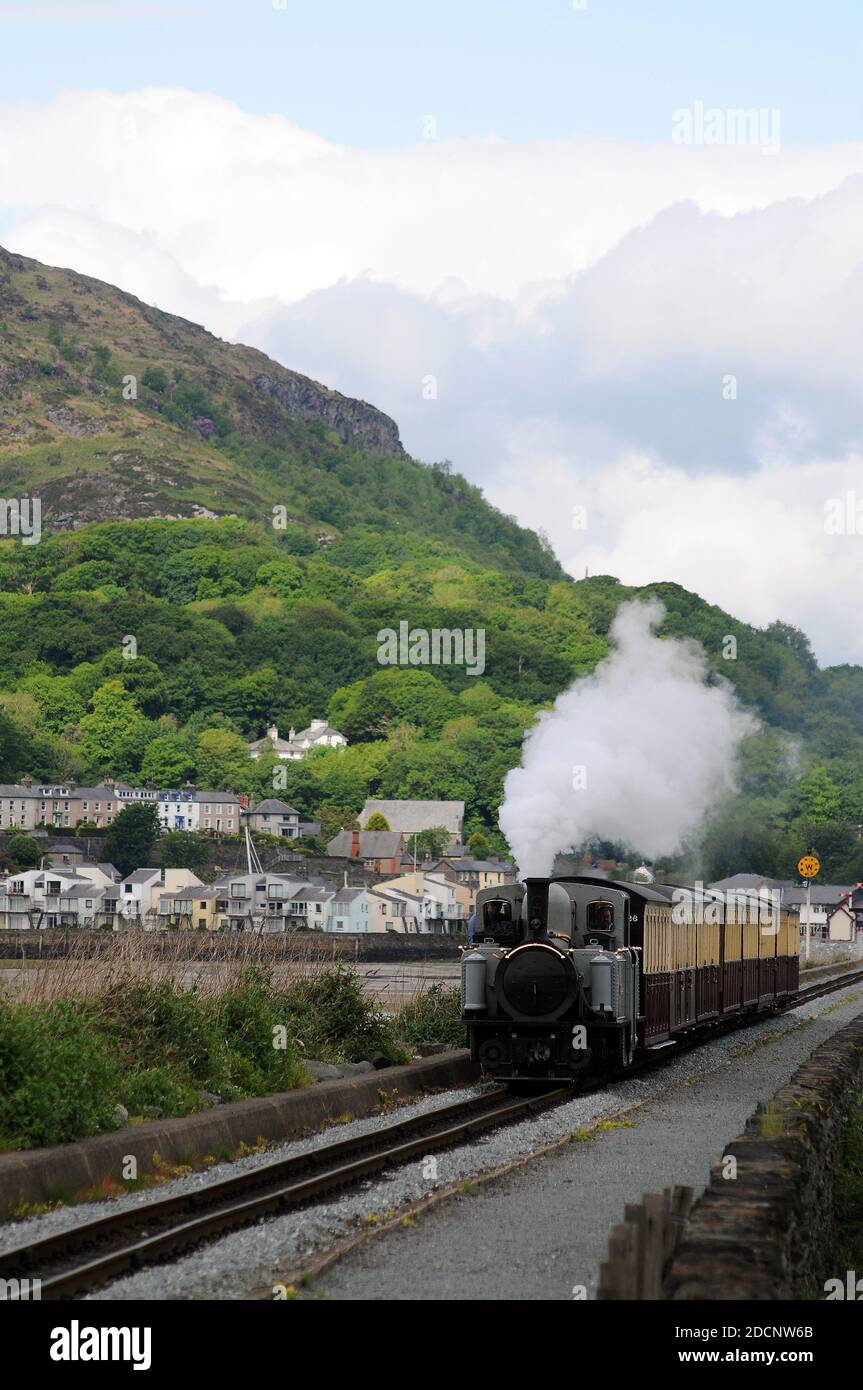 'David Lloyd George' still running in grey livery following overhaul, crosses The Cob with a train for Blaenau Ffestiniog. Stock Photo