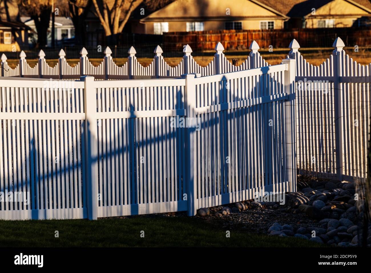 White vinyl garden fence hi-res stock photography and images - Alamy