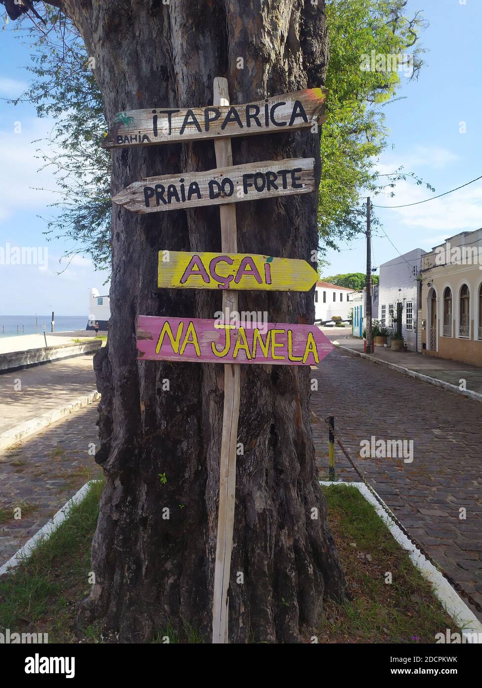 11/22/2020; Itaparica; Bahia; Brasil. Placa indicando a Praia do Forte em Itaparica. praia urbana ao lado do forte de São Lorenço na ponta da baleia. Stock Photo