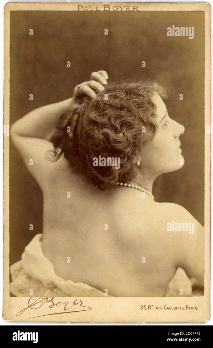 1890 ca, Paris, FRANCE : The spanish born french theatre actress Mademoiselle MATHILDE CASTERA , lover of playwriter and writer Oscar Méténier ( 1859 - 1913 ), founder of parisian Le Theatre du Grand-Guignol , and of rich nobleman banker Louis Bischoffsheim . Castéra had the nick name ' The Little Duke ' ( Le Petit Duc ) for one of his rich lovers , from the title of music Operette by Henri Meilhac and Ludovic Halévy , music Charles Lecocq  . Photo by Paul Boyer , Paris. - attrice - TEATRO - THEATER - THEATRE - DIVA - DIVINA - VAMP - BELLE EPOQUE -  profilo - profile - maîtresse - maitresse - Stock Photo