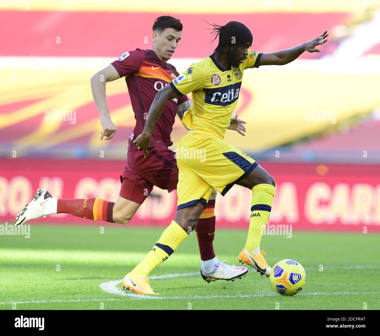 Rome, Italy. 22nd Nov, 2020. Roma's Roger Ibanez (L) defends Parma's Gervinho during a Serie A football match between Roma and Parma in Rome, Italy, Nov. 22, 2020. Credit: Augusto Casasoli/Xinhua/Alamy Live News Stock Photo
