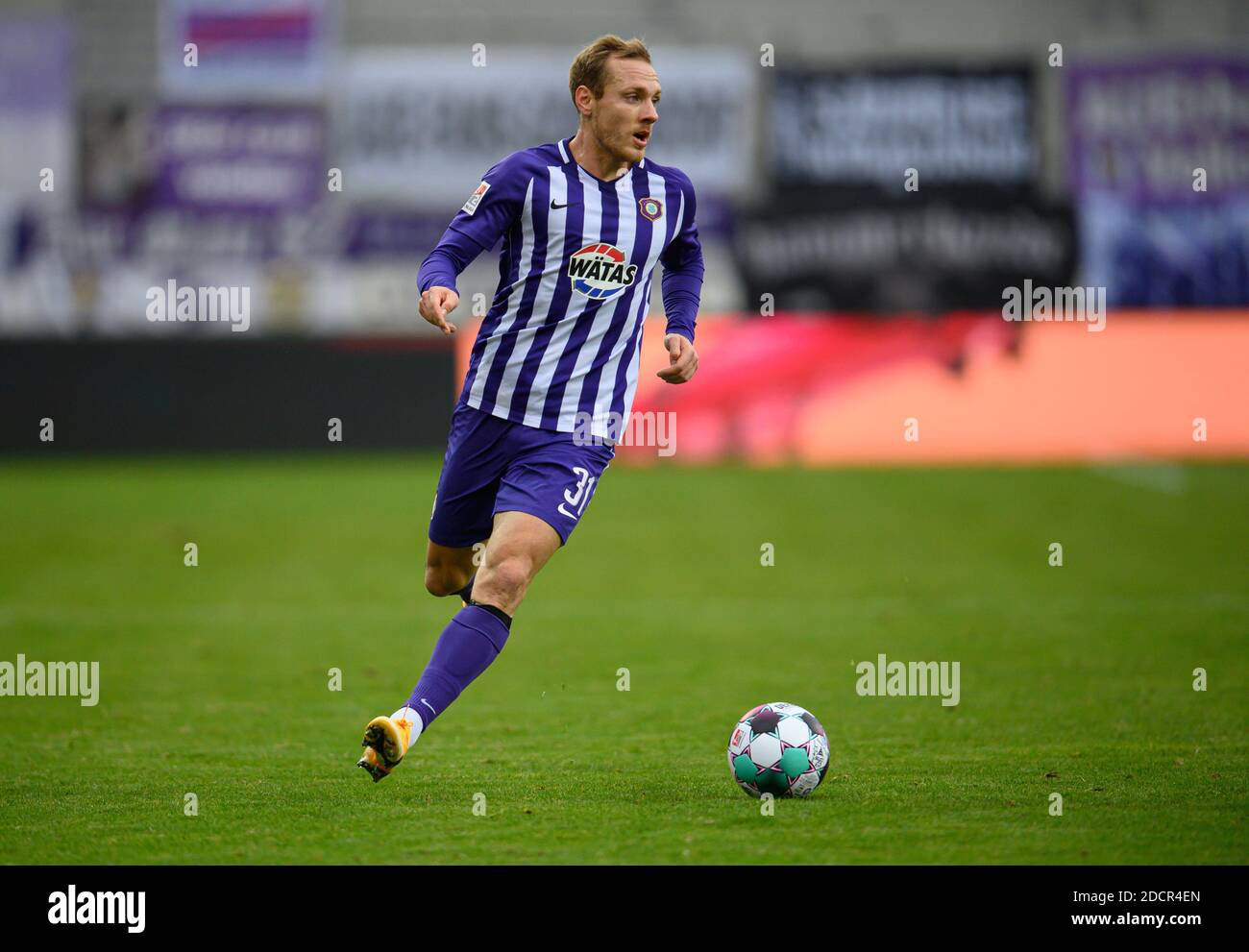 Aue, Germany. 22nd Nov, 2020. Football: 2nd Bundesliga, FC Erzgebirge Aue - SV Darmstadt 98, 8th matchday, at the Erzgebirgsstadion. Aues Ben Zolinski plays the ball. Credit: Robert Michael/dpa-Zentralbild/dpa - IMPORTANT NOTE: In accordance with the regulations of the DFL Deutsche Fußball Liga and the DFB Deutscher Fußball-Bund, it is prohibited to exploit or have exploited in the stadium and/or from the game taken photographs in the form of sequence images and/or video-like photo series./dpa/Alamy Live News Stock Photo