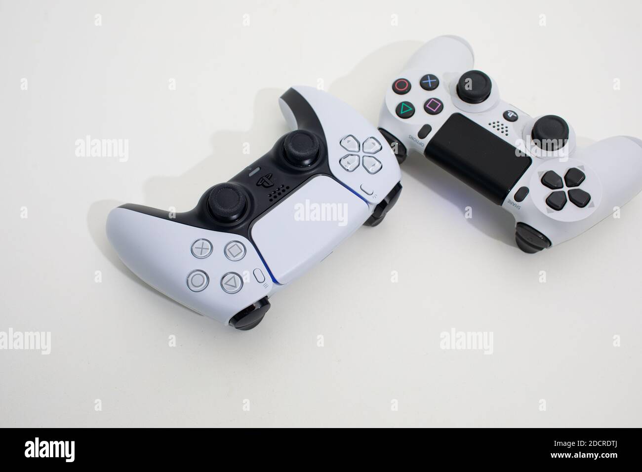 Display del negozio riempito con PlayStation 4 giochi per un home video  della console di gioco Foto stock - Alamy