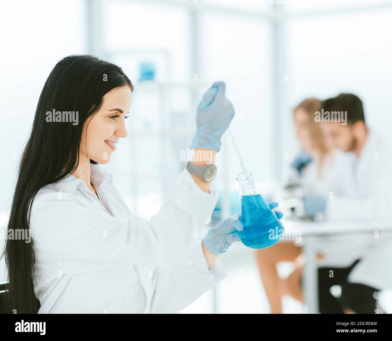 close up.female laboratory assistant takes a sample of the liqu Stock ...